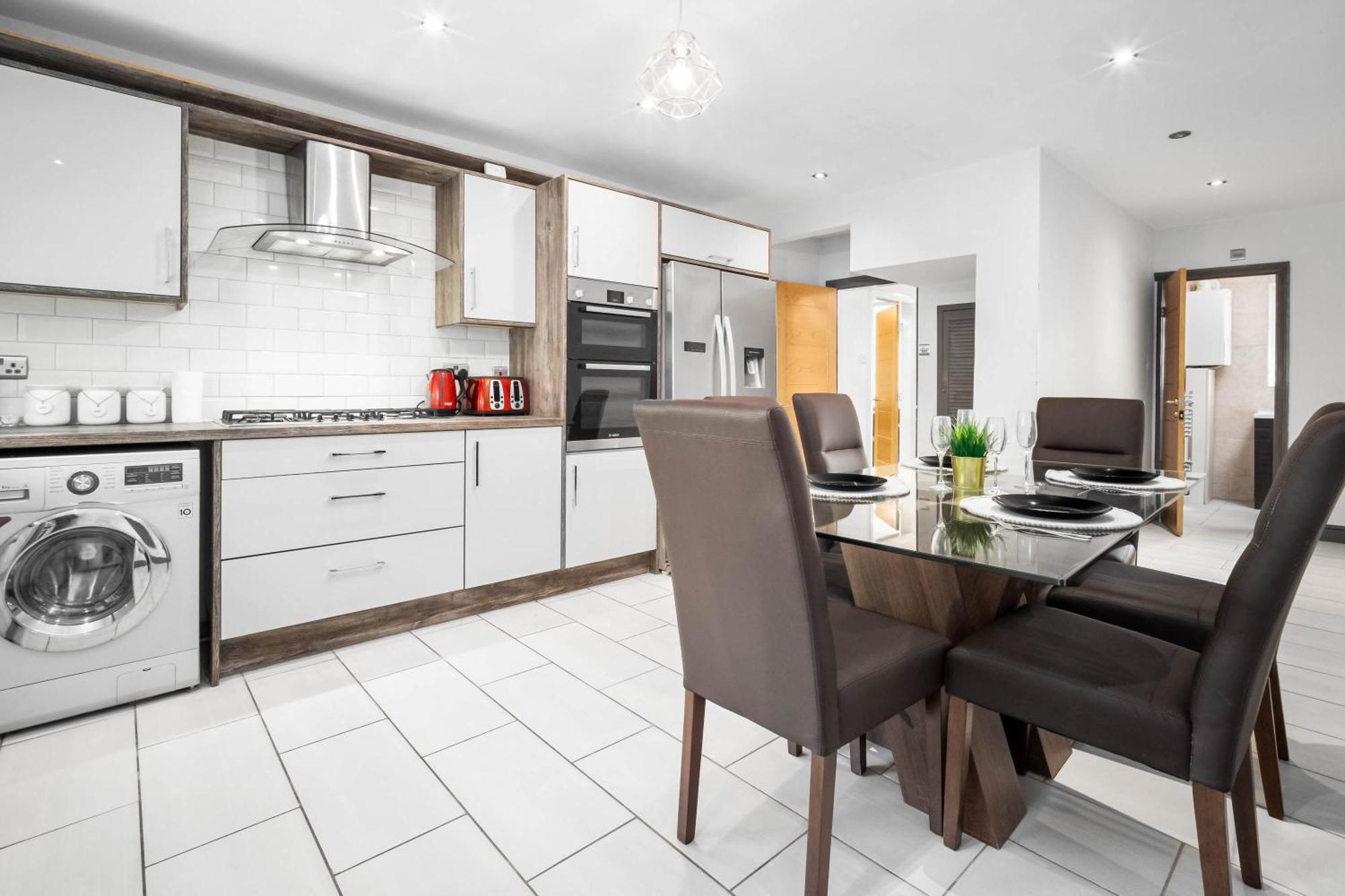 Luxury 3 Bedroom House - Parking - Garden - Pool & Tennis Table - Rated - 782s Holiday home
