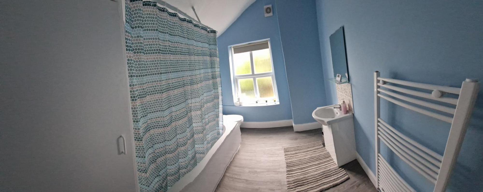 Free Parking Private 4 Bedroom House Apartment