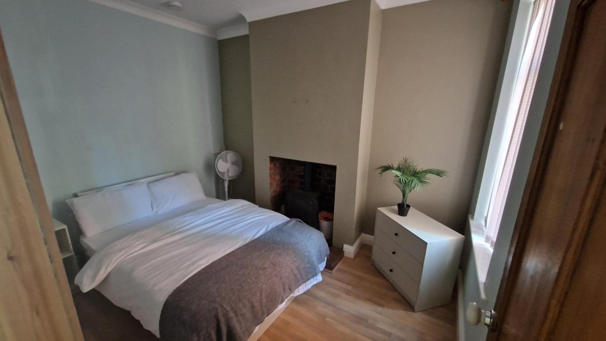 Free Parking Private 4 Bedroom House Apartment *