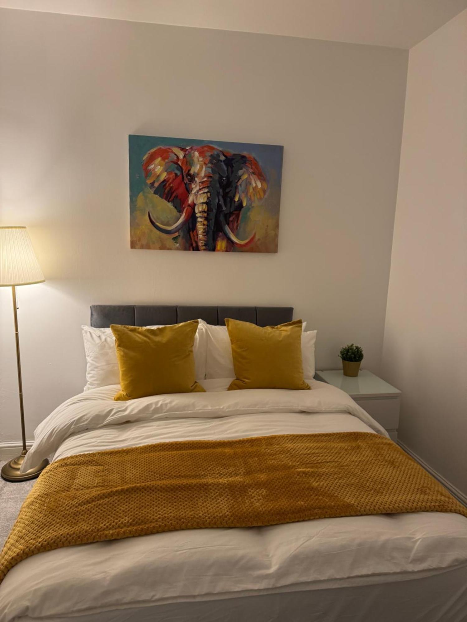 Holiday home Cozy 3-bedroom Perfect For Work & Leisure *