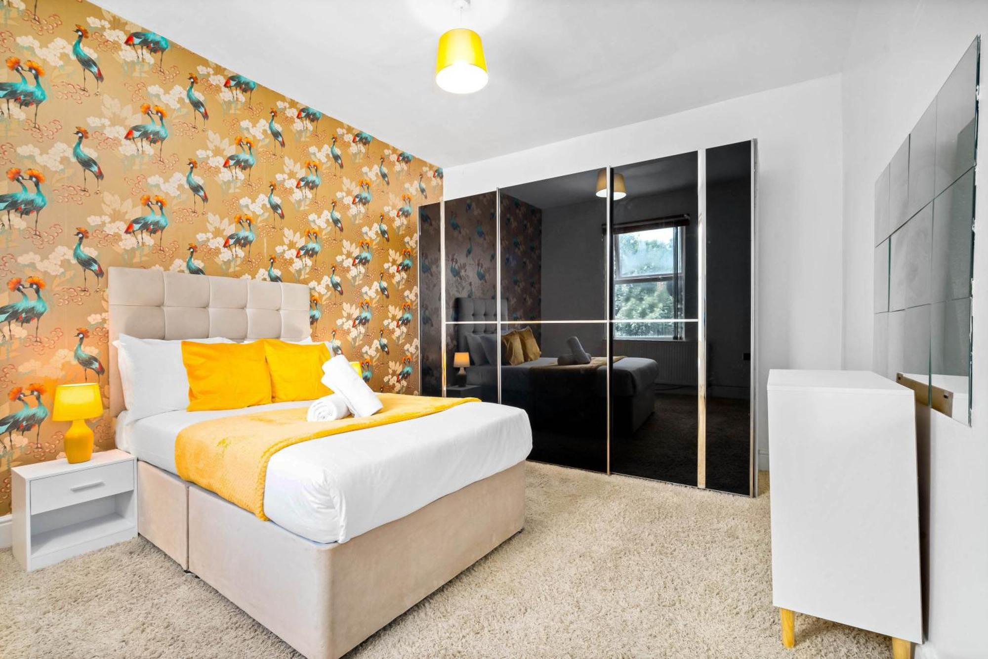 Holiday home Modern 6-bedroom - Sleeps 12 - Parking - Garden 568p Birmingham