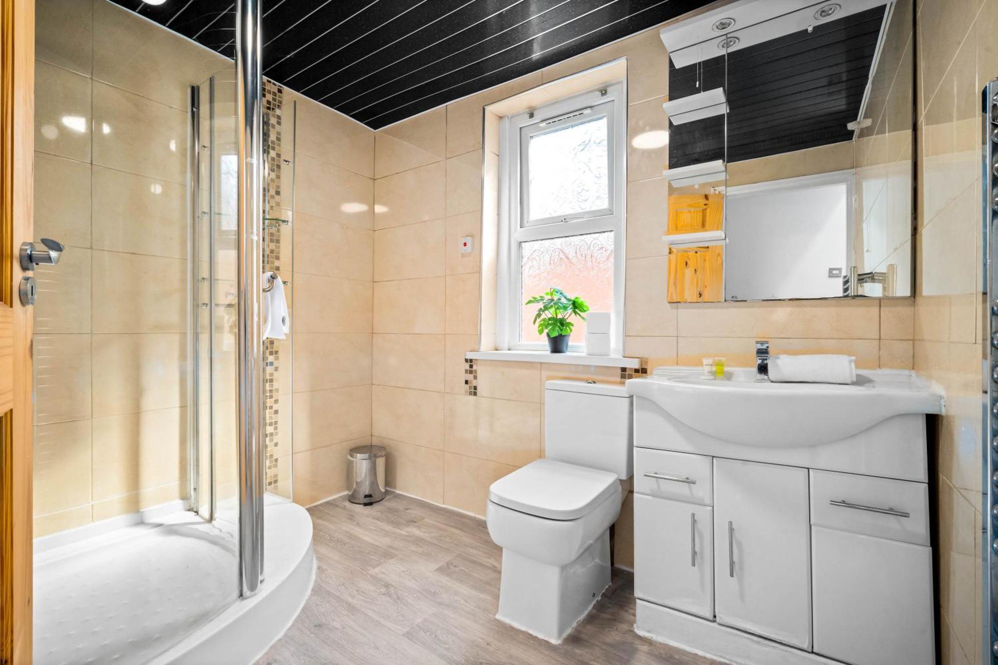Modern 6-bedroom - Sleeps 12 - Parking - Garden 568p