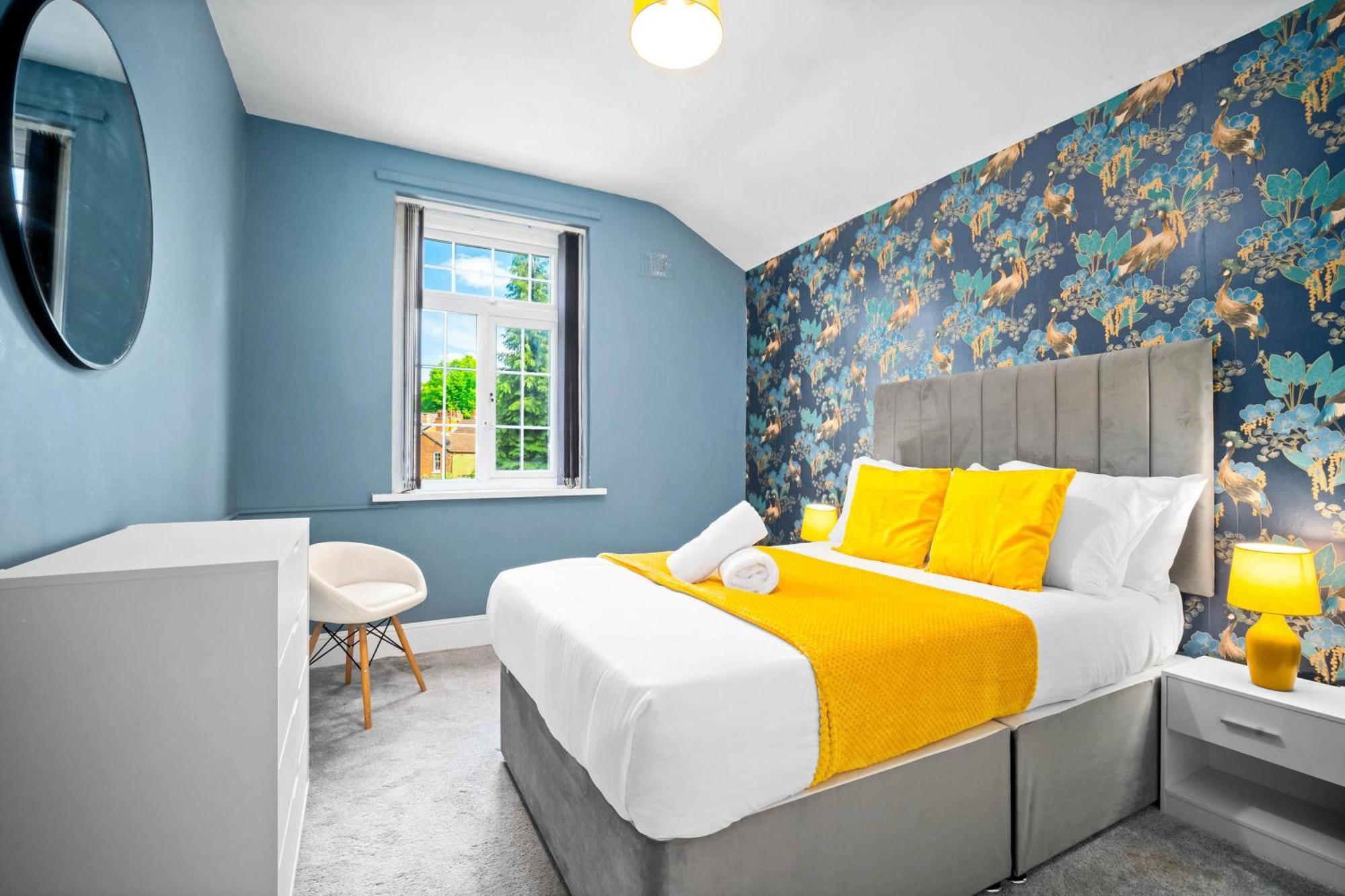 Modern 6-bedroom - Sleeps 12 - Parking - Garden 568p Holiday home *