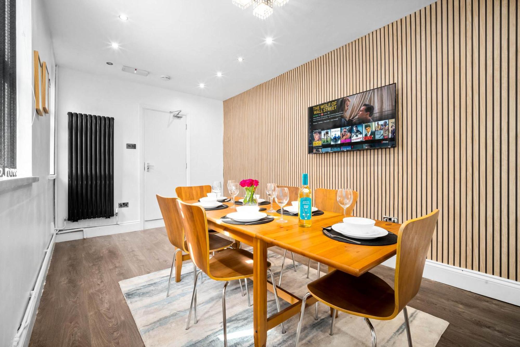 Modern 6-bedroom - Sleeps 12 - Parking - Garden 568p