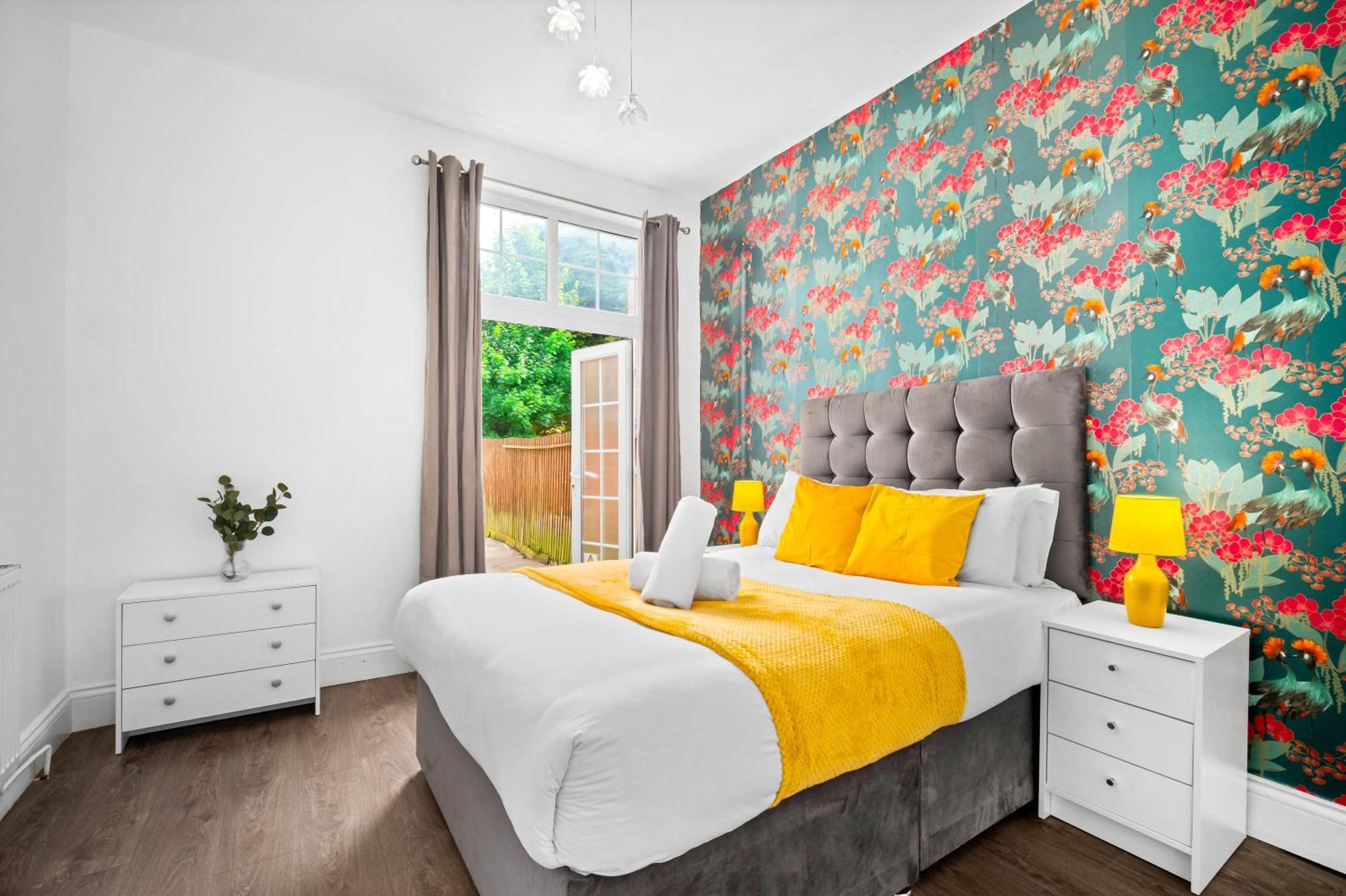 Modern 6-bedroom - Sleeps 12 - Parking - Garden 568p Holiday home *