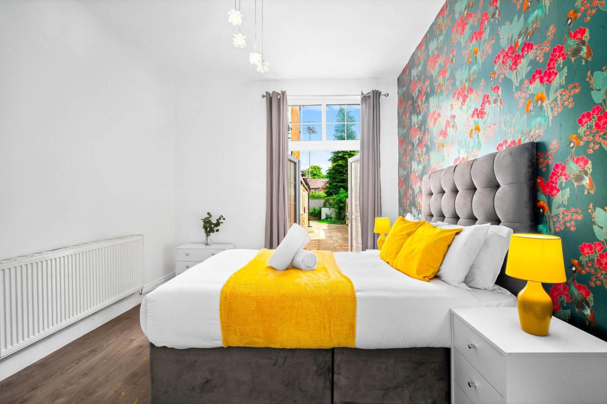 Modern 6-bedroom - Sleeps 12 - Parking - Garden 568p Birmingham