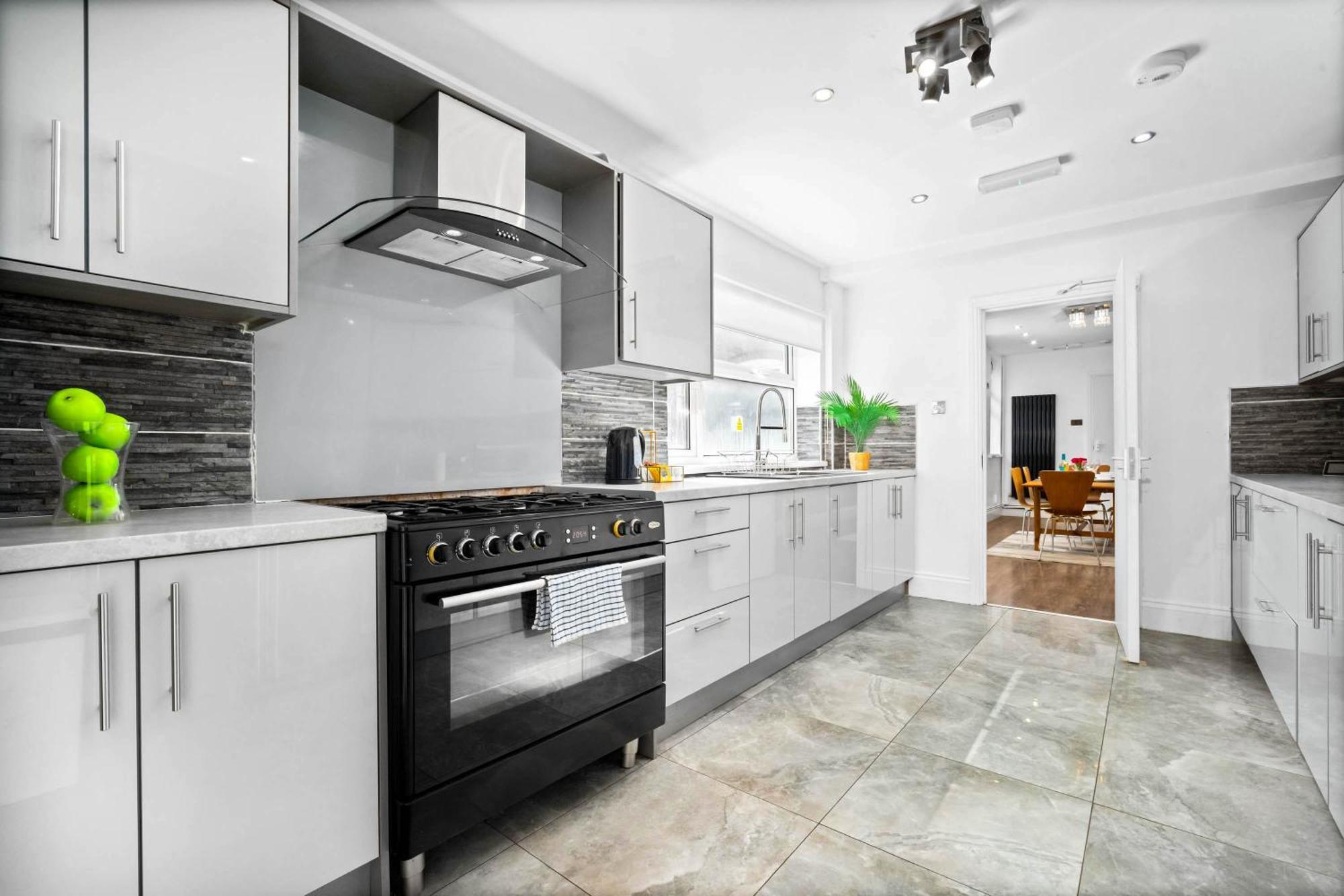Modern 6-bedroom - Sleeps 12 - Parking - Garden 568p *
