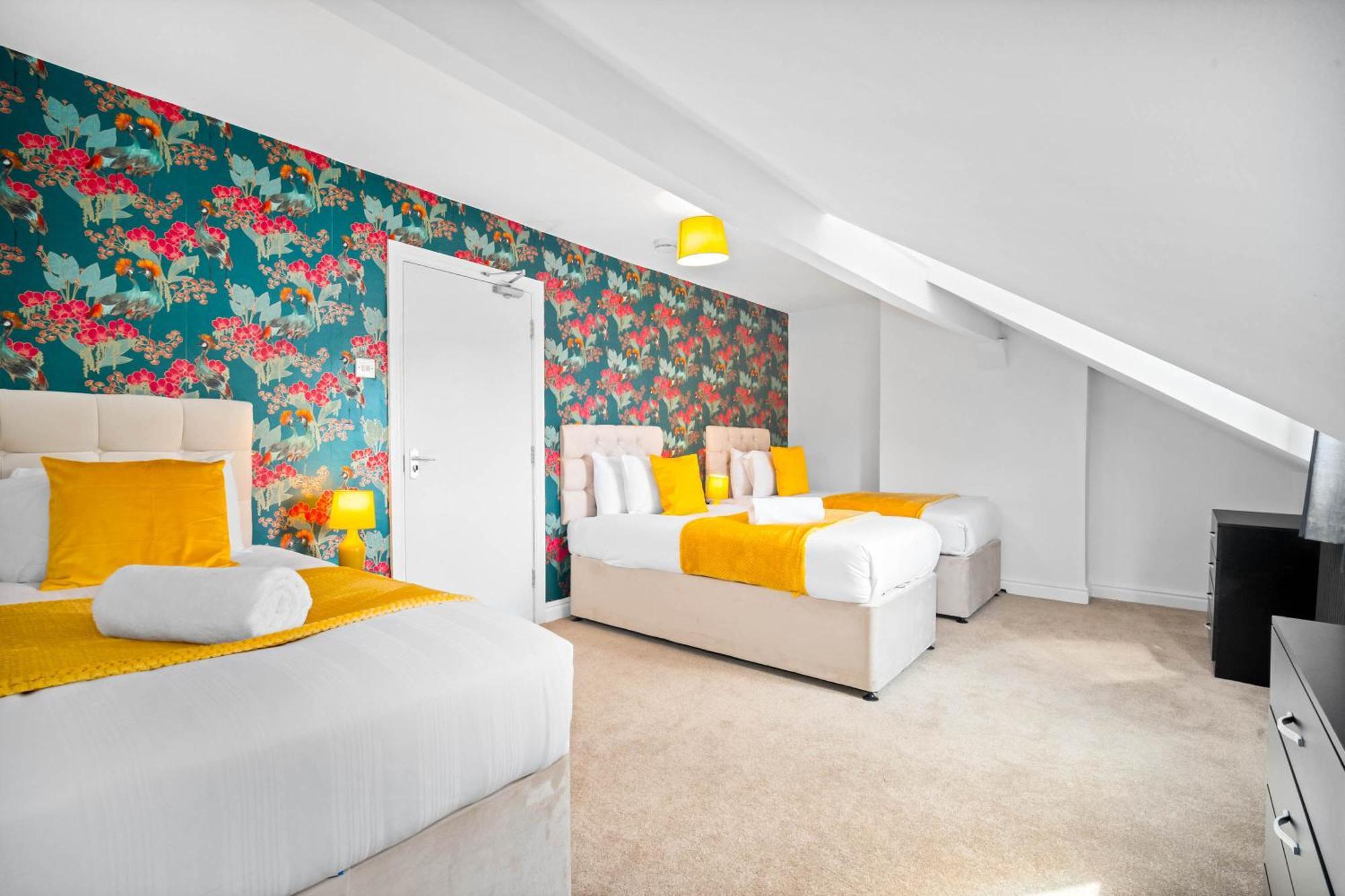 Modern 6-bedroom - Sleeps 12 - Parking - Garden 568p Holiday home