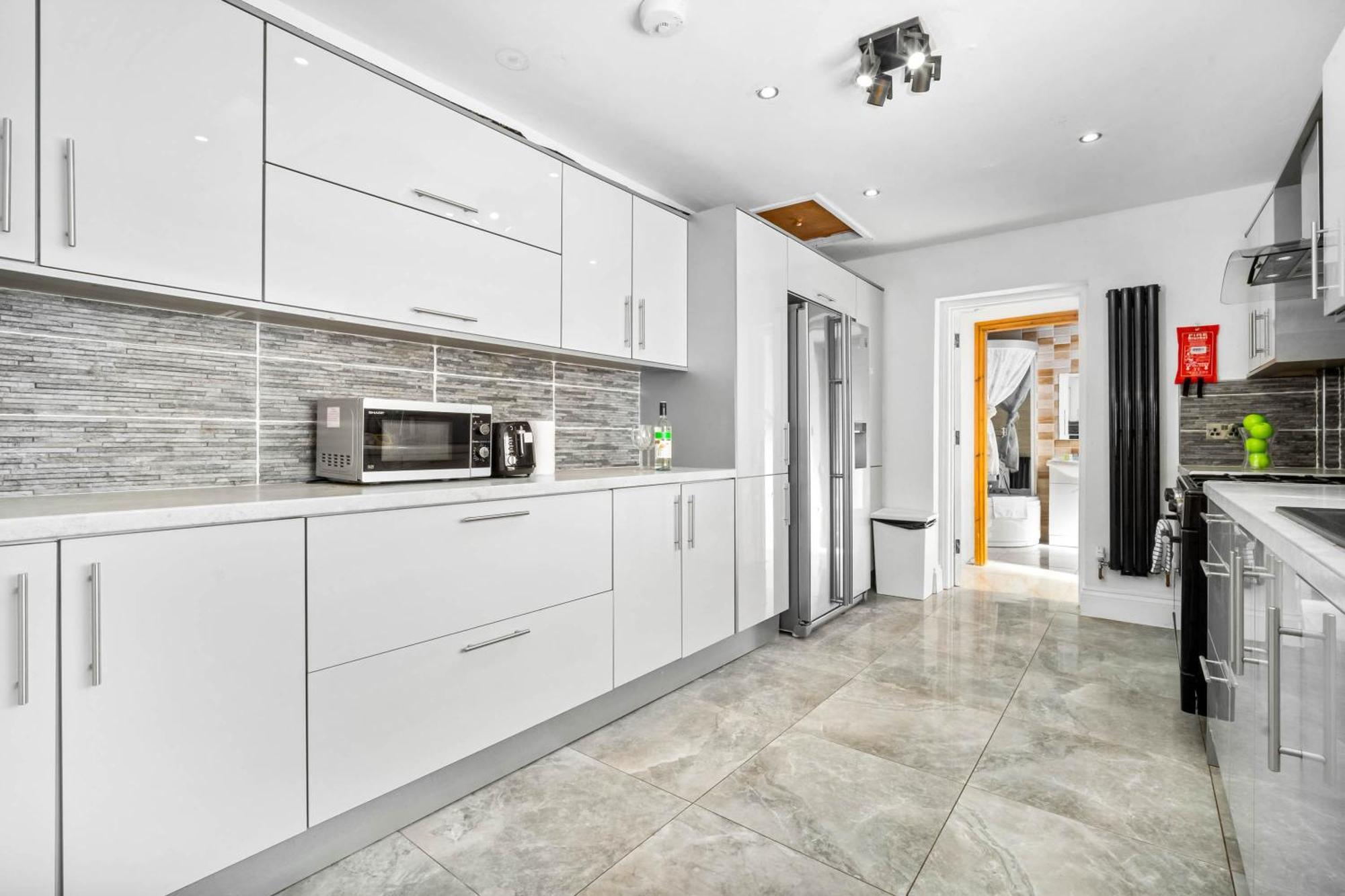 Modern 6-bedroom - Sleeps 12 - Parking - Garden 568p Holiday home *