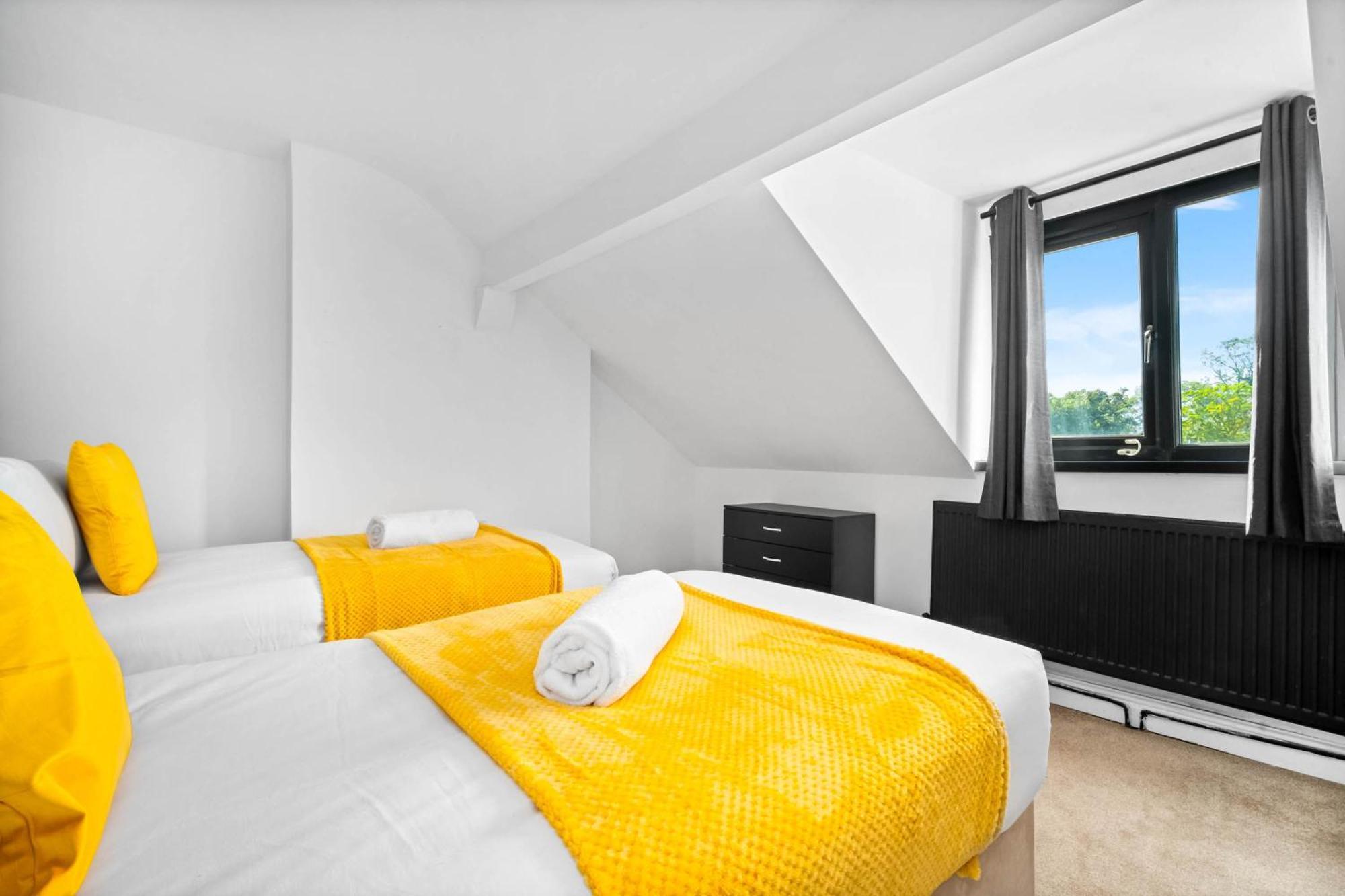 Holiday home Modern 6-bedroom - Sleeps 12 - Parking - Garden 568p Birmingham