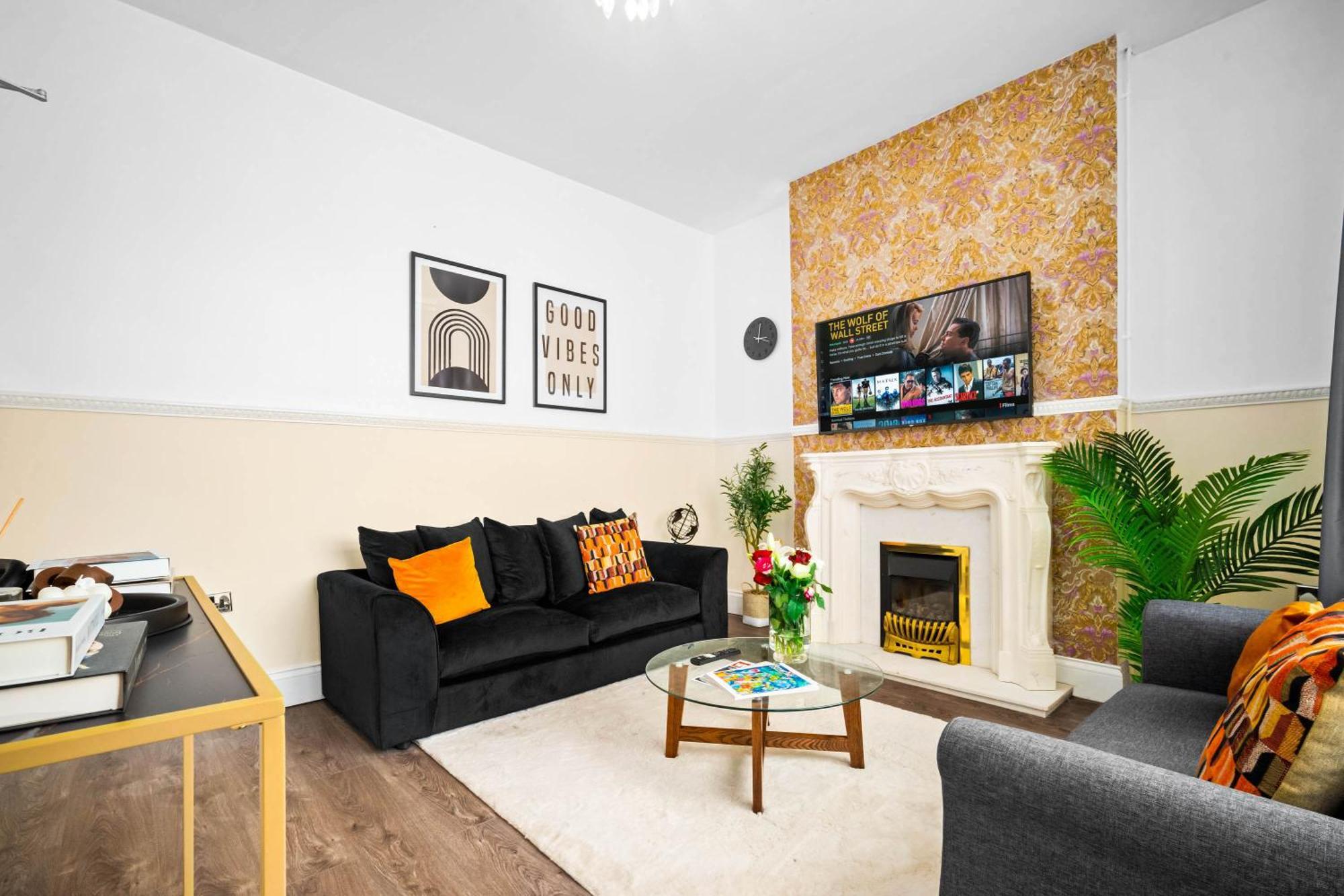 Holiday home Modern 6-bedroom - Sleeps 12 - Parking - Garden 568p