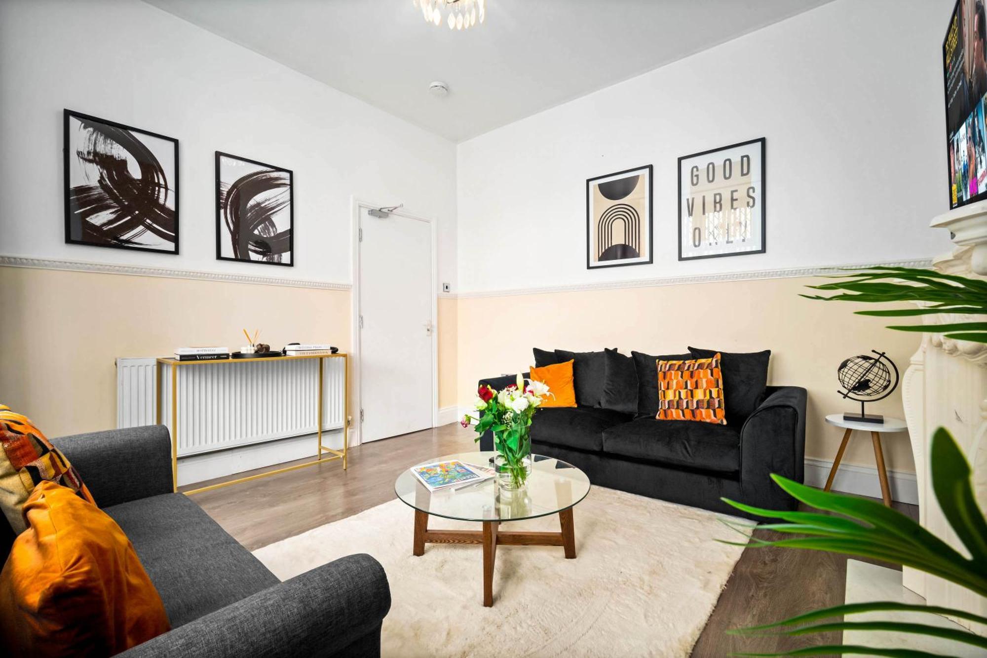 Holiday home Modern 6-bedroom - Sleeps 12 - Parking - Garden 568p *