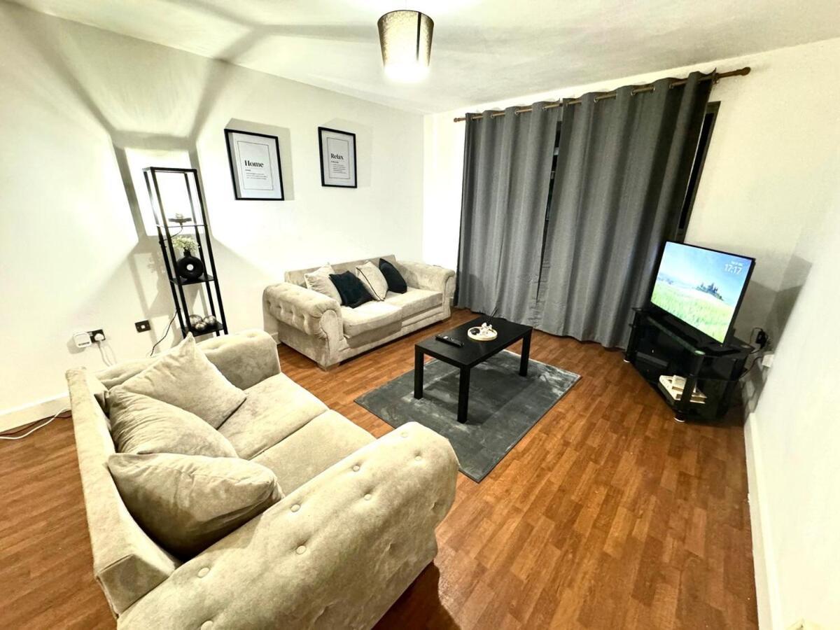 Casa Luxe 2 Bed Centre Free Parking & Outdoor Patio Apartment