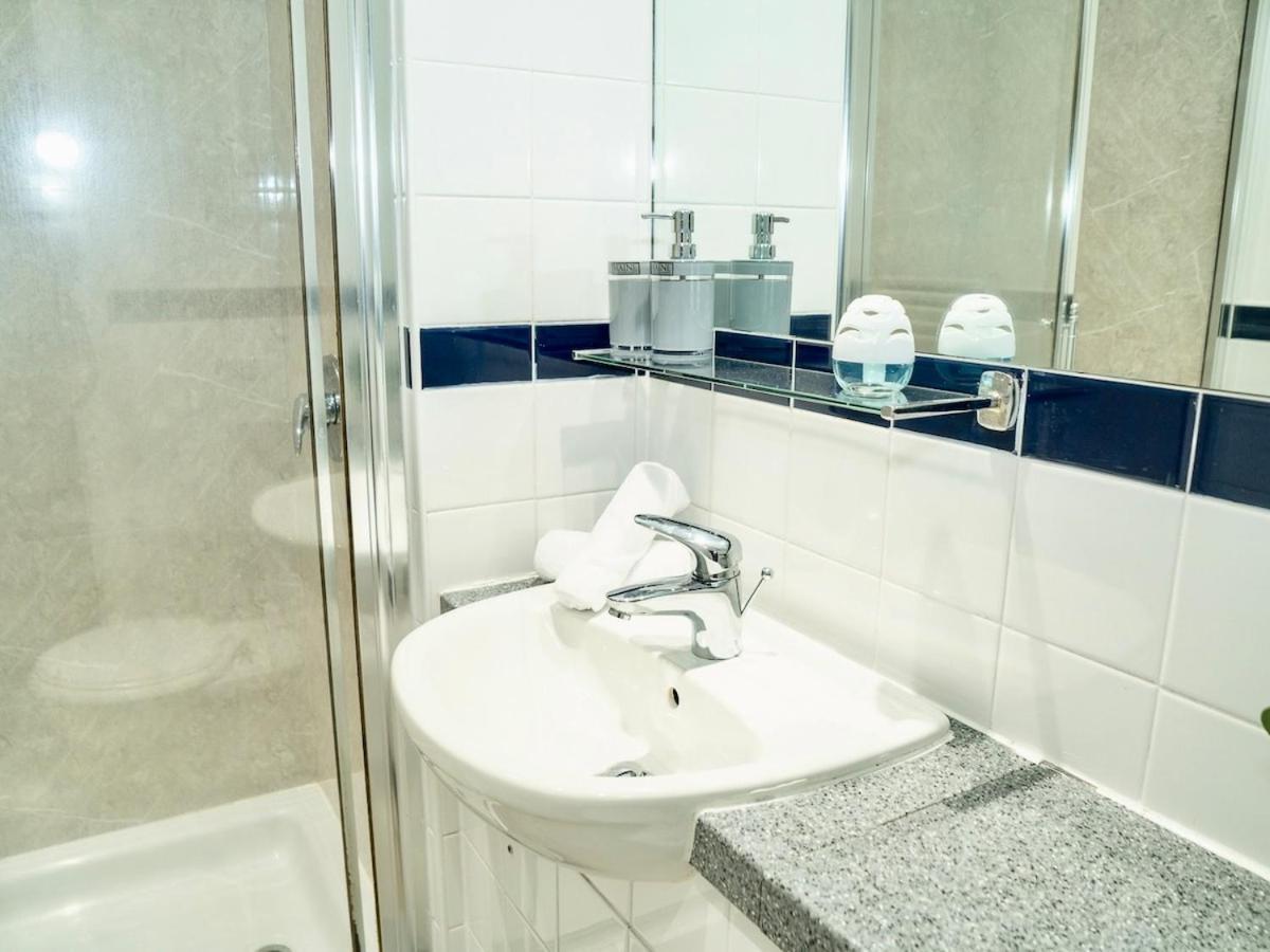 Casa Luxe 2 Bed Centre Free Parking & Outdoor Patio Apartment *