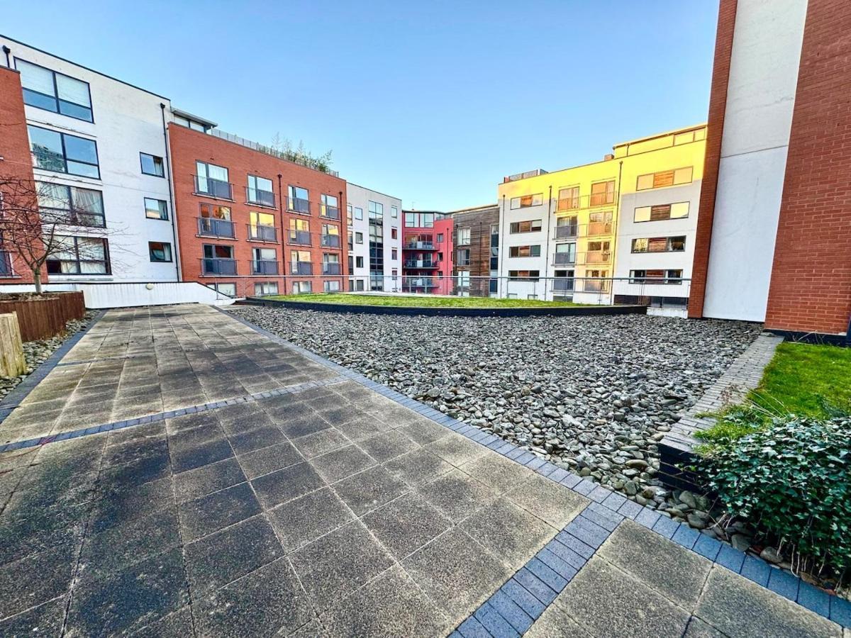 Casa Luxe 2 Bed Centre Free Parking & Outdoor Patio Apartment *