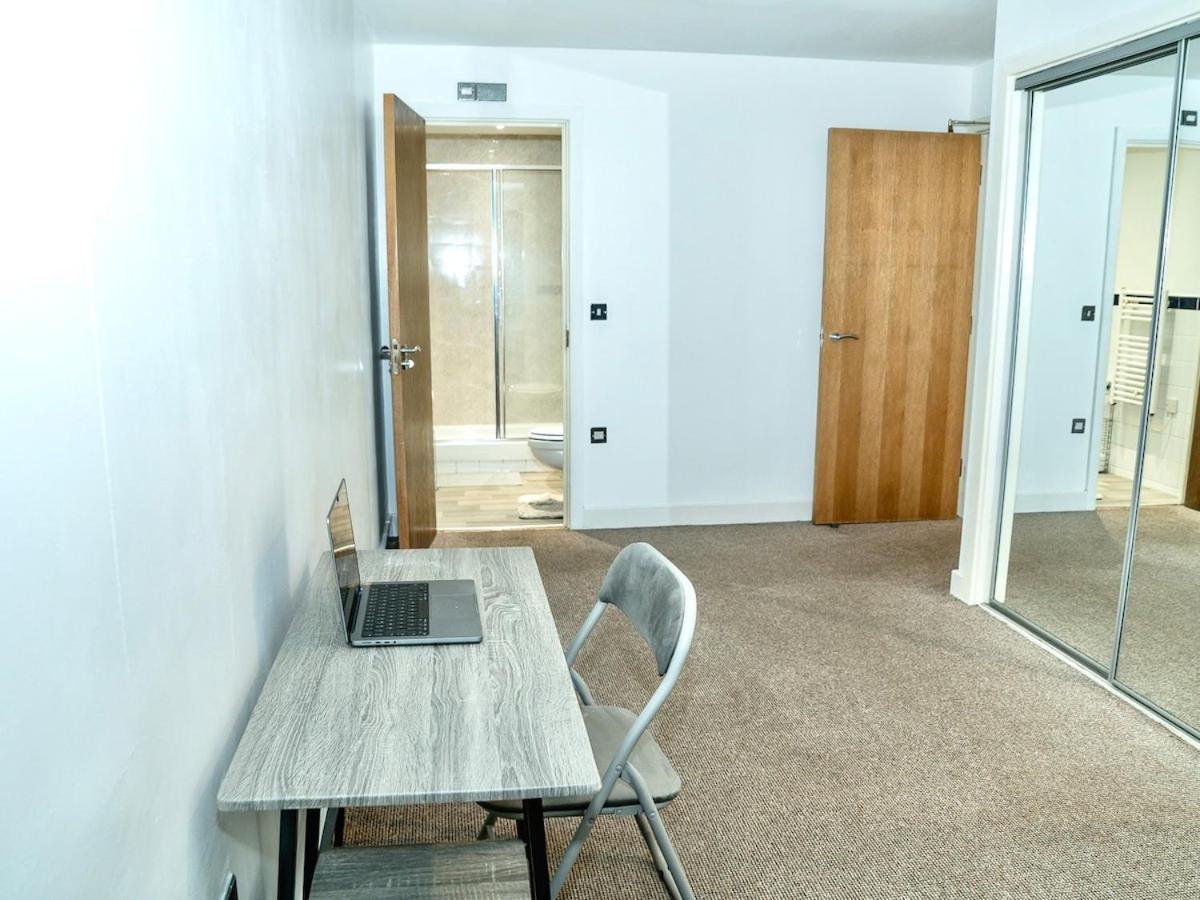 Casa Luxe 2 Bed Centre Free Parking & Outdoor Patio Apartment