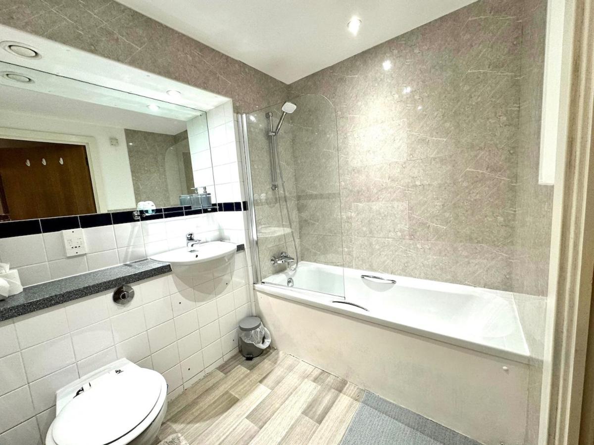 Casa Luxe 2 Bed Centre Free Parking & Outdoor Patio *