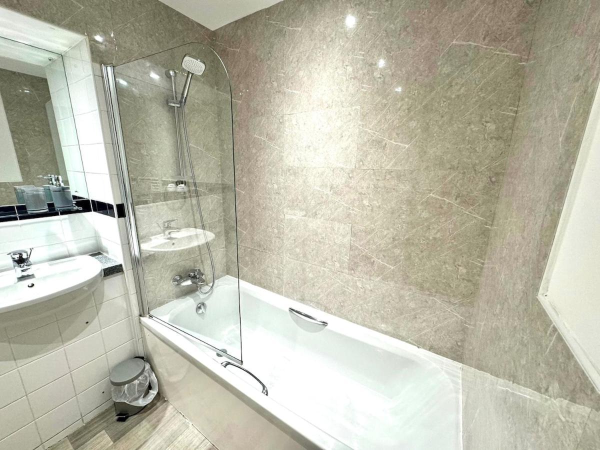 Casa Luxe 2 Bed Centre Free Parking & Outdoor Patio Apartment *