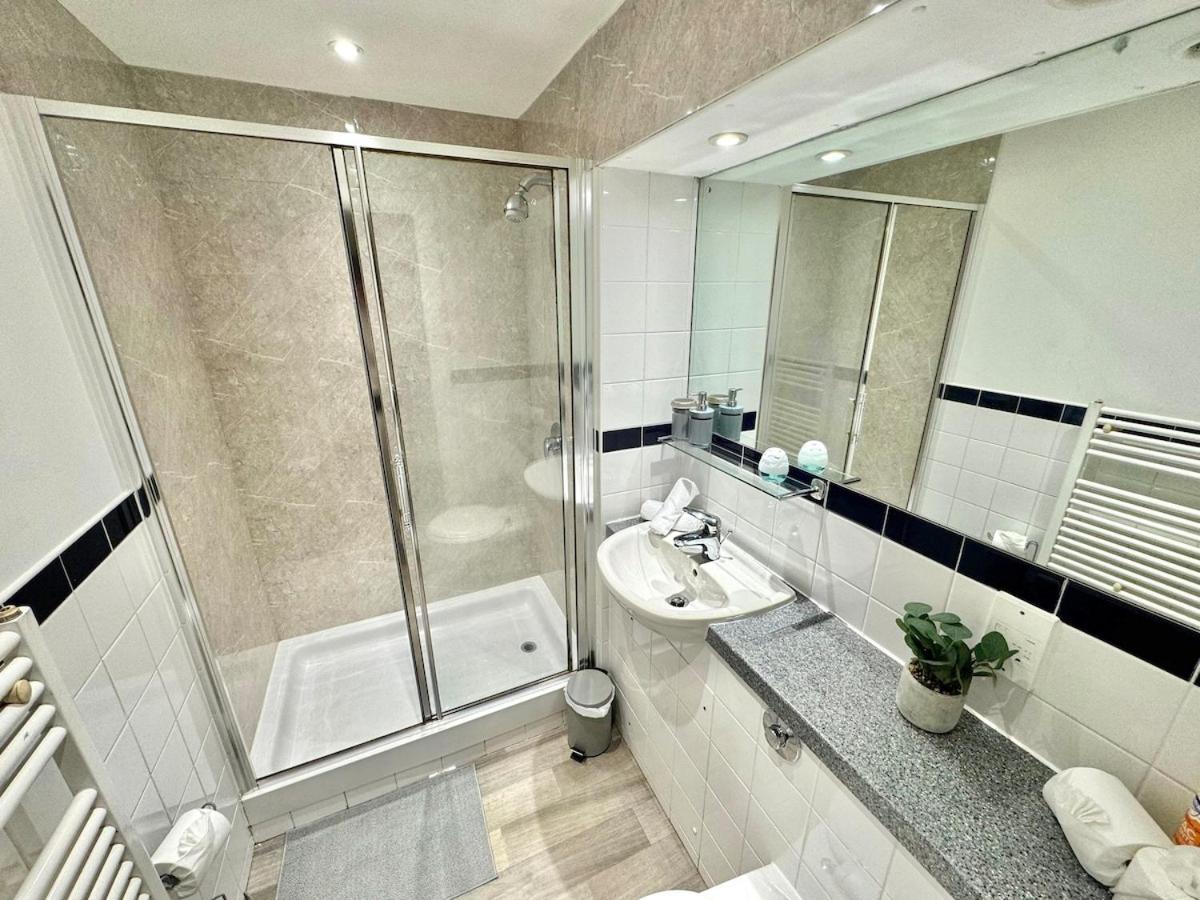 Casa Luxe 2 Bed Centre Free Parking & Outdoor Patio Apartment