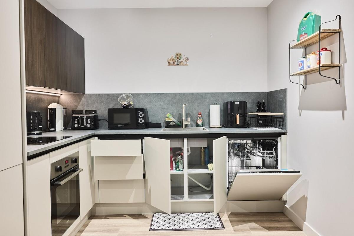 Stylish 1 Bedroom In Apartment *