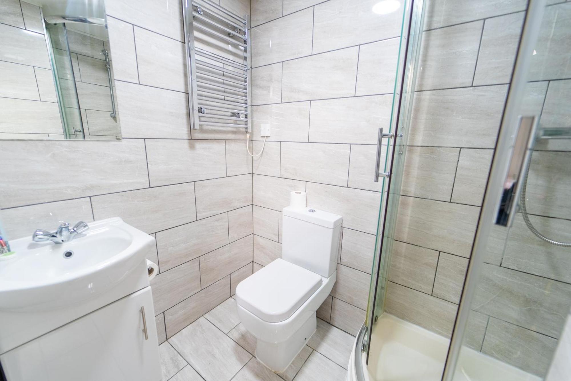 Apartment Equipped Compact Next To Uob And Qe Hospital! *