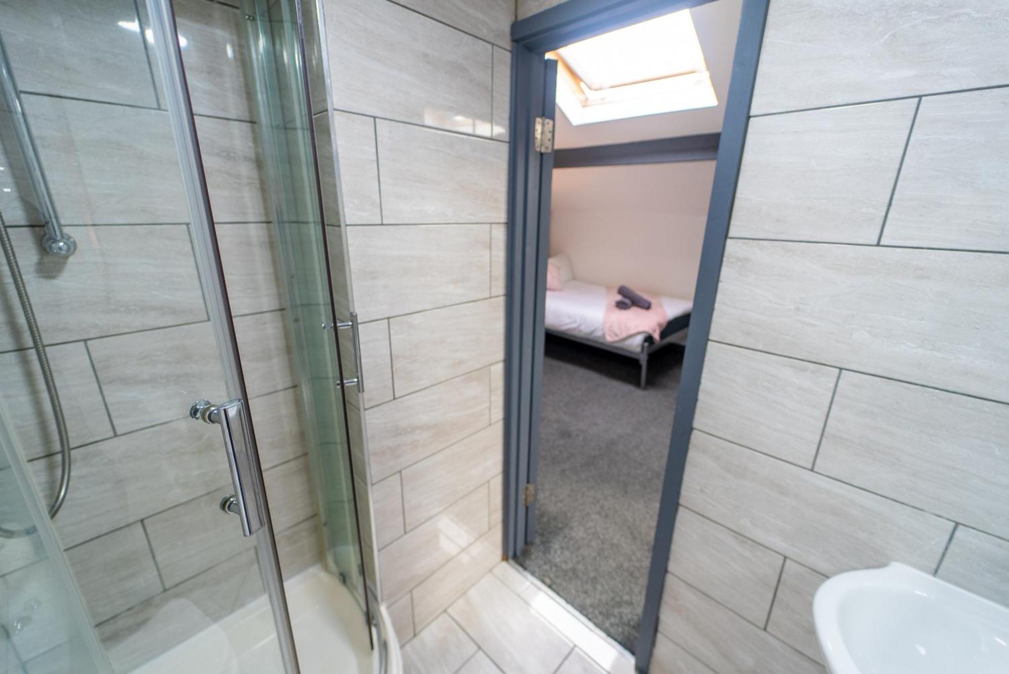 Equipped Compact Next To Uob And Qe Hospital! Birmingham
