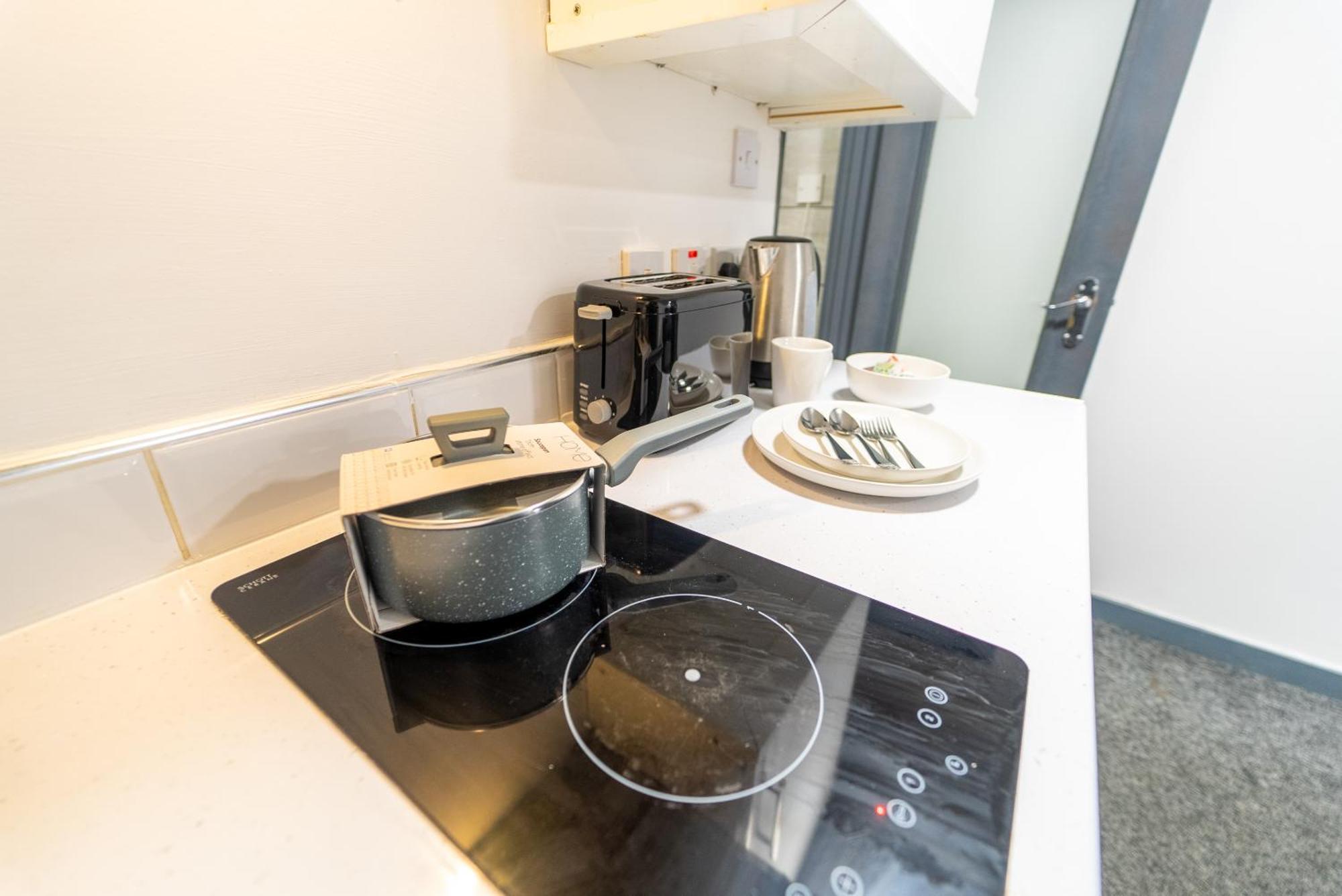 Apartment Equipped Compact Next To Uob And Qe Hospital! *