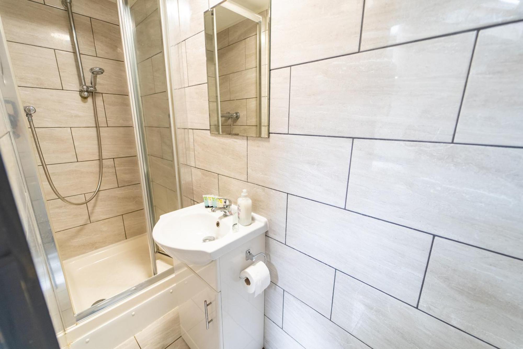 Apartment Equipped Compact Next To Uob And Qe Hospital!