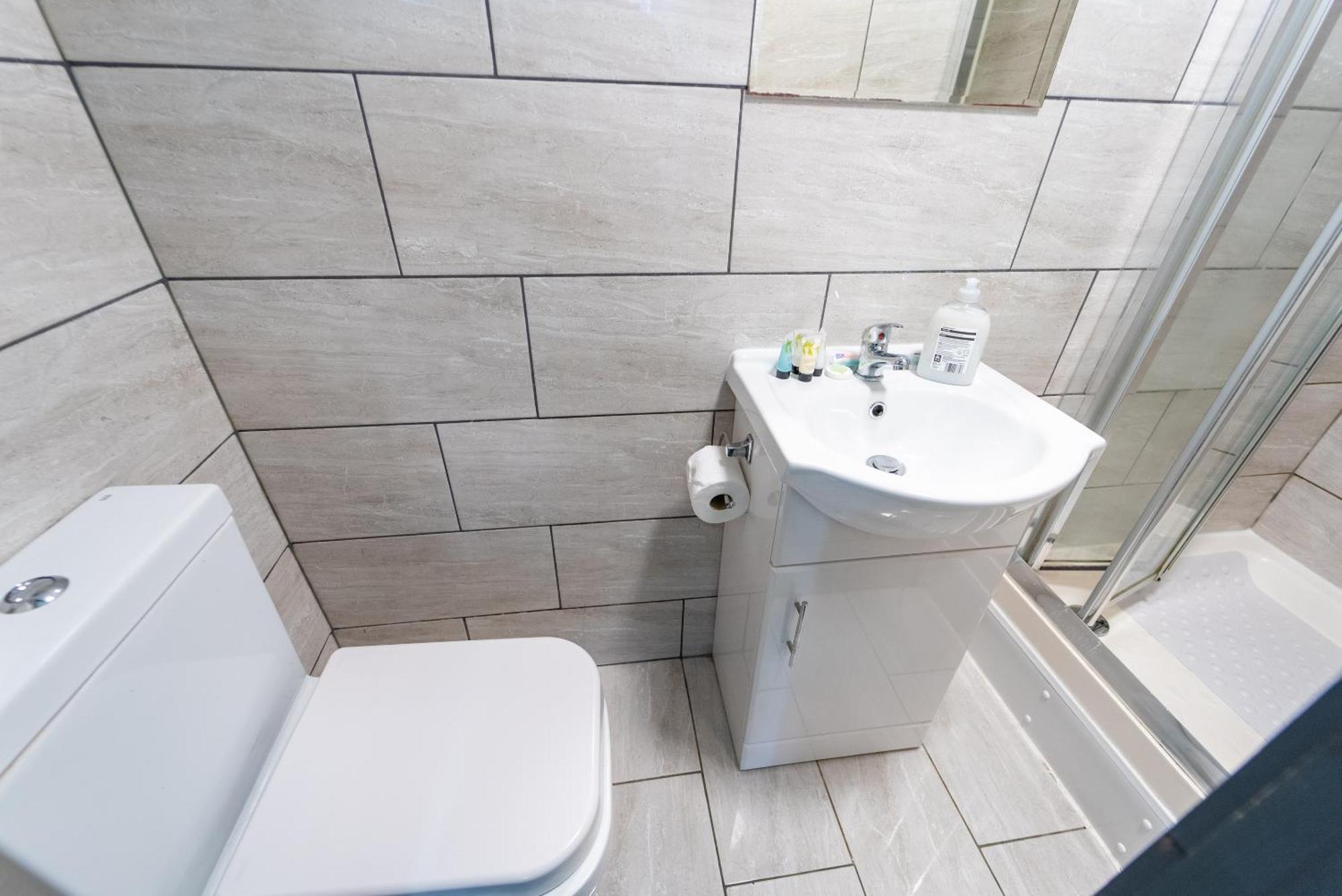 Apartment Equipped Compact Next To Uob And Qe Hospital! *