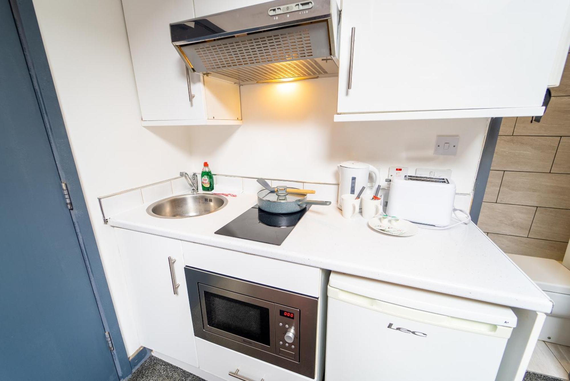 Equipped Compact Next To Uob And Qe Hospital!