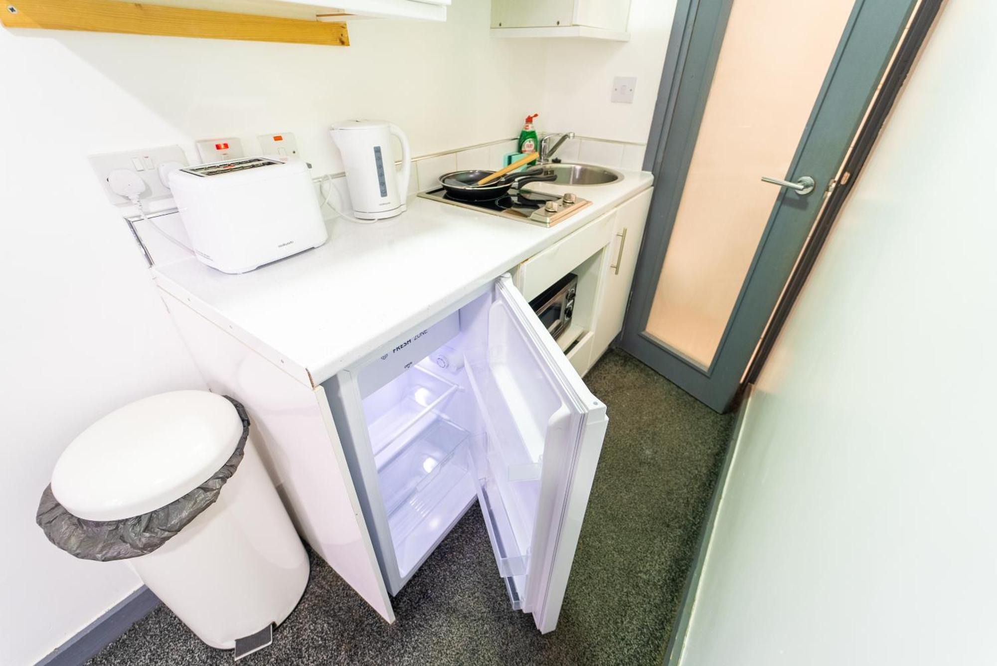 Apartment Equipped Compact Next To Uob And Qe Hospital!