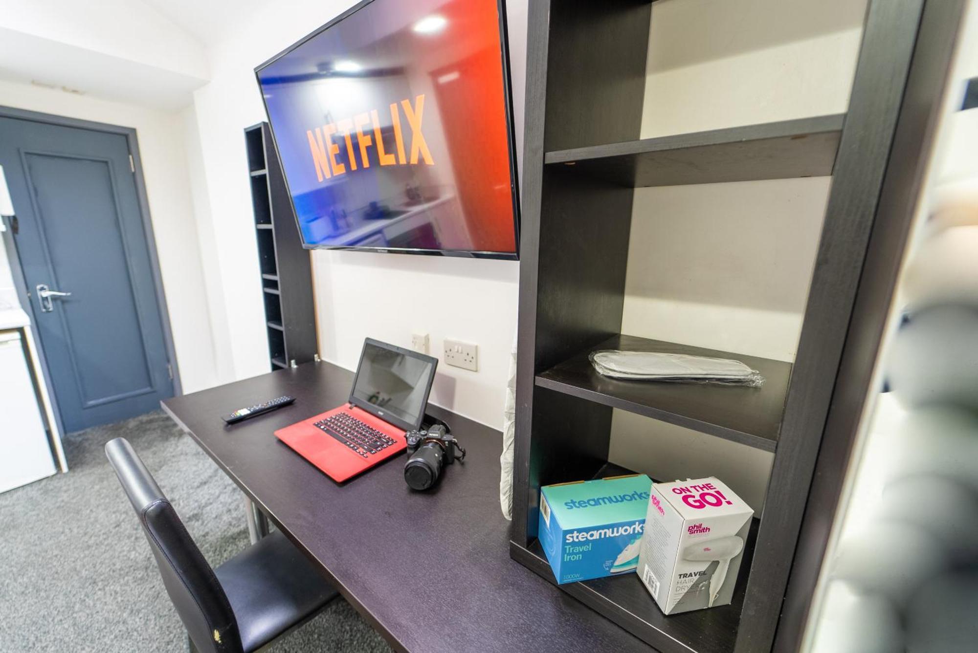 Equipped Compact Next To Uob And Qe Hospital! *
