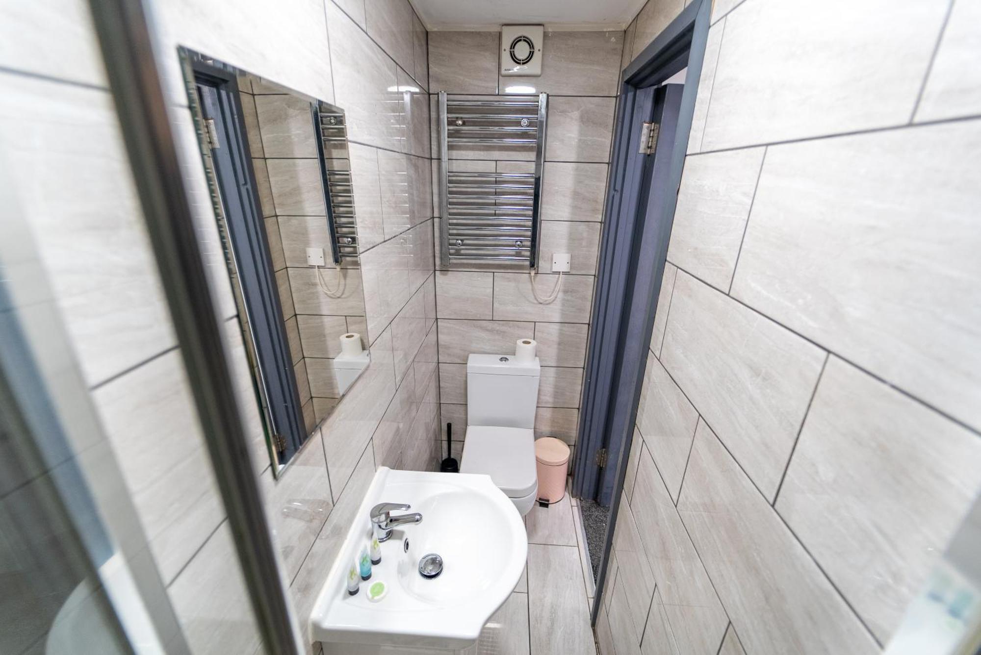 Apartment Equipped Compact Next To Uob And Qe Hospital! *