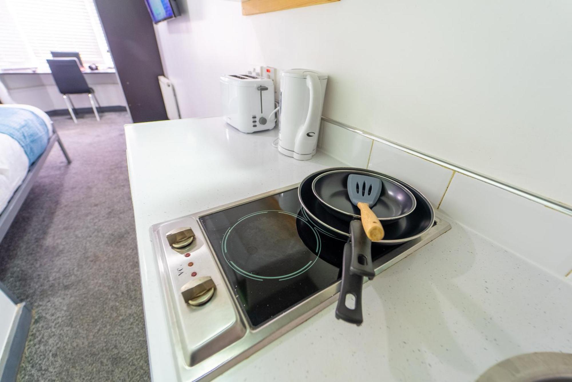 Equipped Compact Next To Uob And Qe Hospital! Apartment *