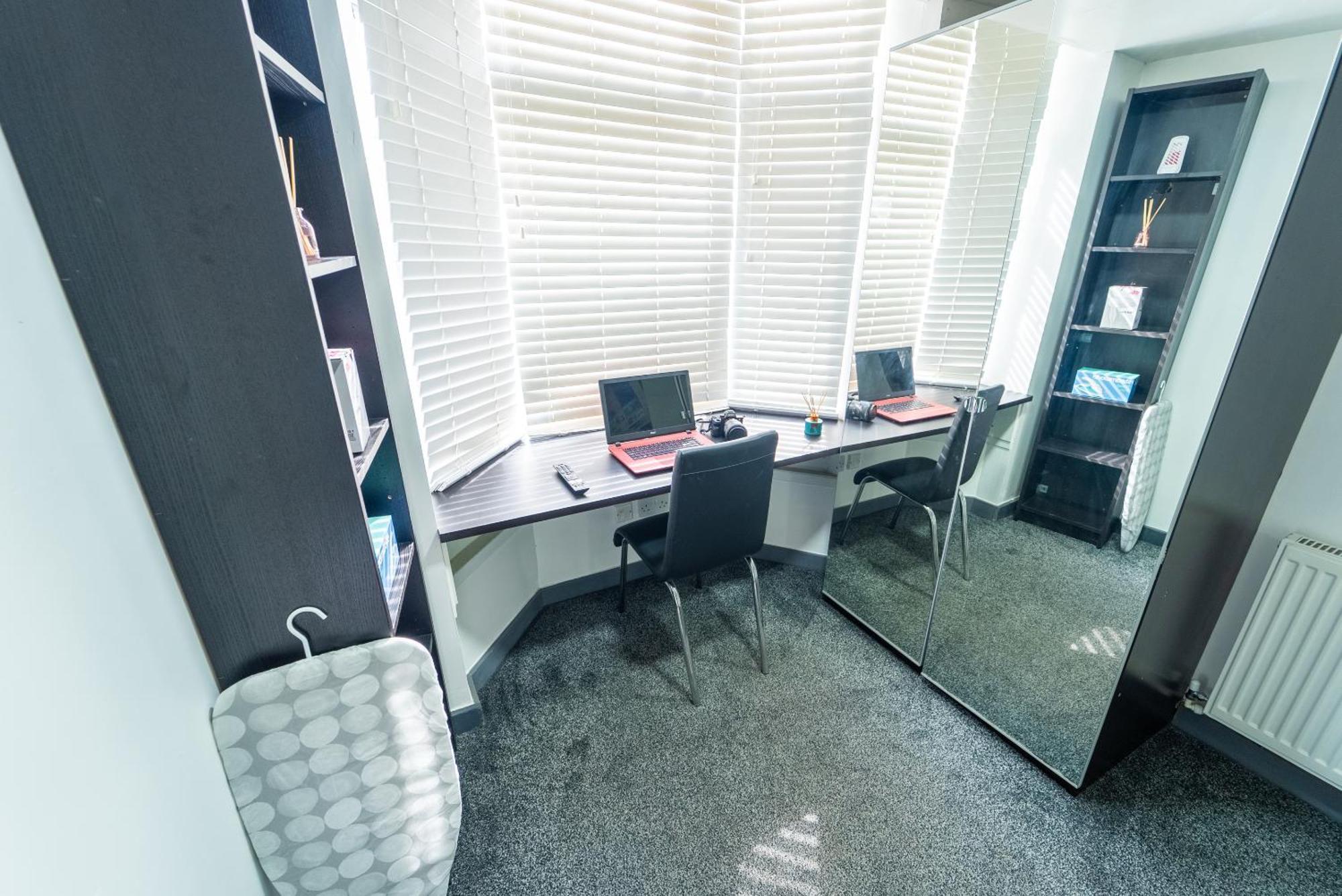 Apartment Equipped Compact Next To Uob And Qe Hospital! *