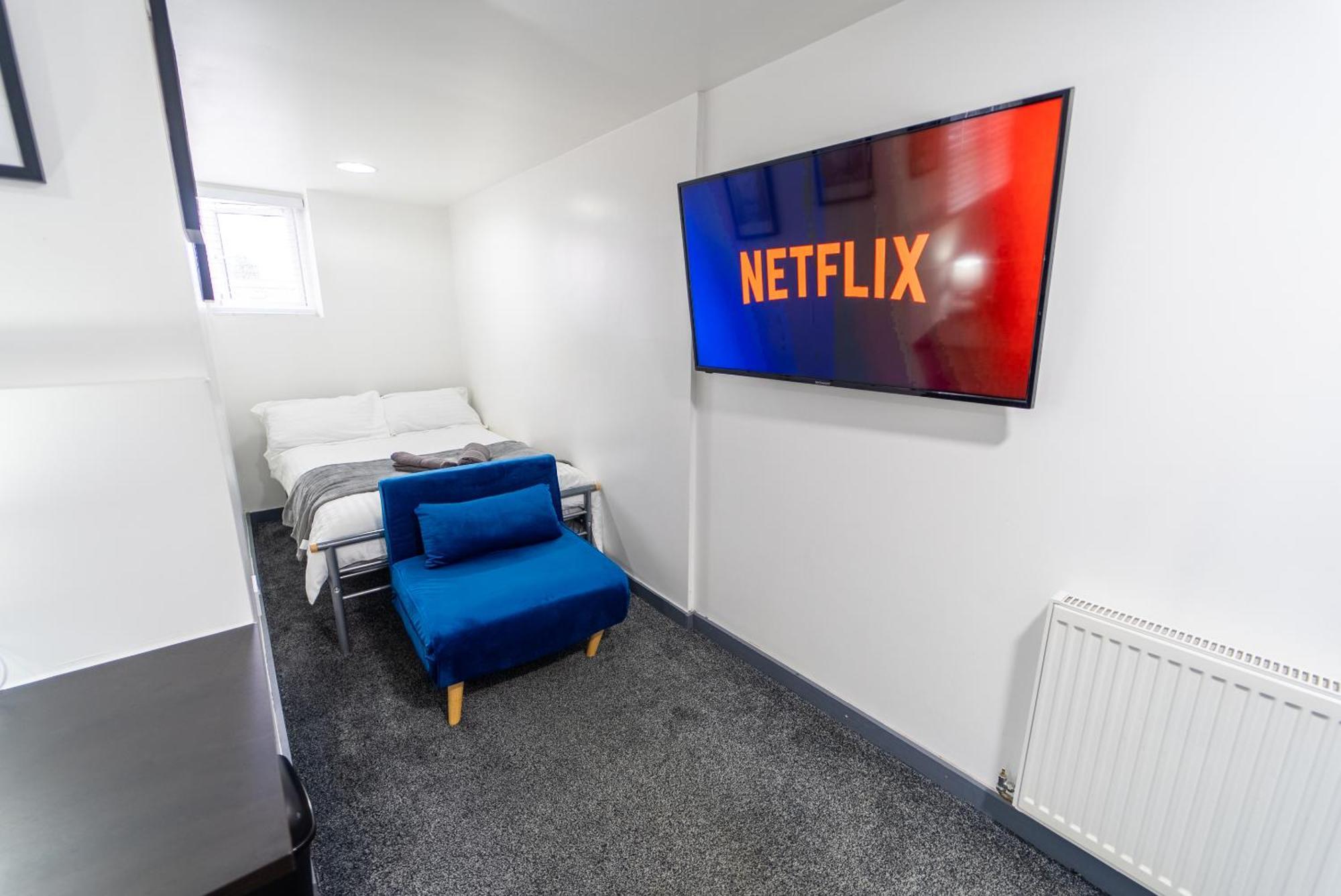 Equipped Compact Next To Uob And Qe Hospital! *