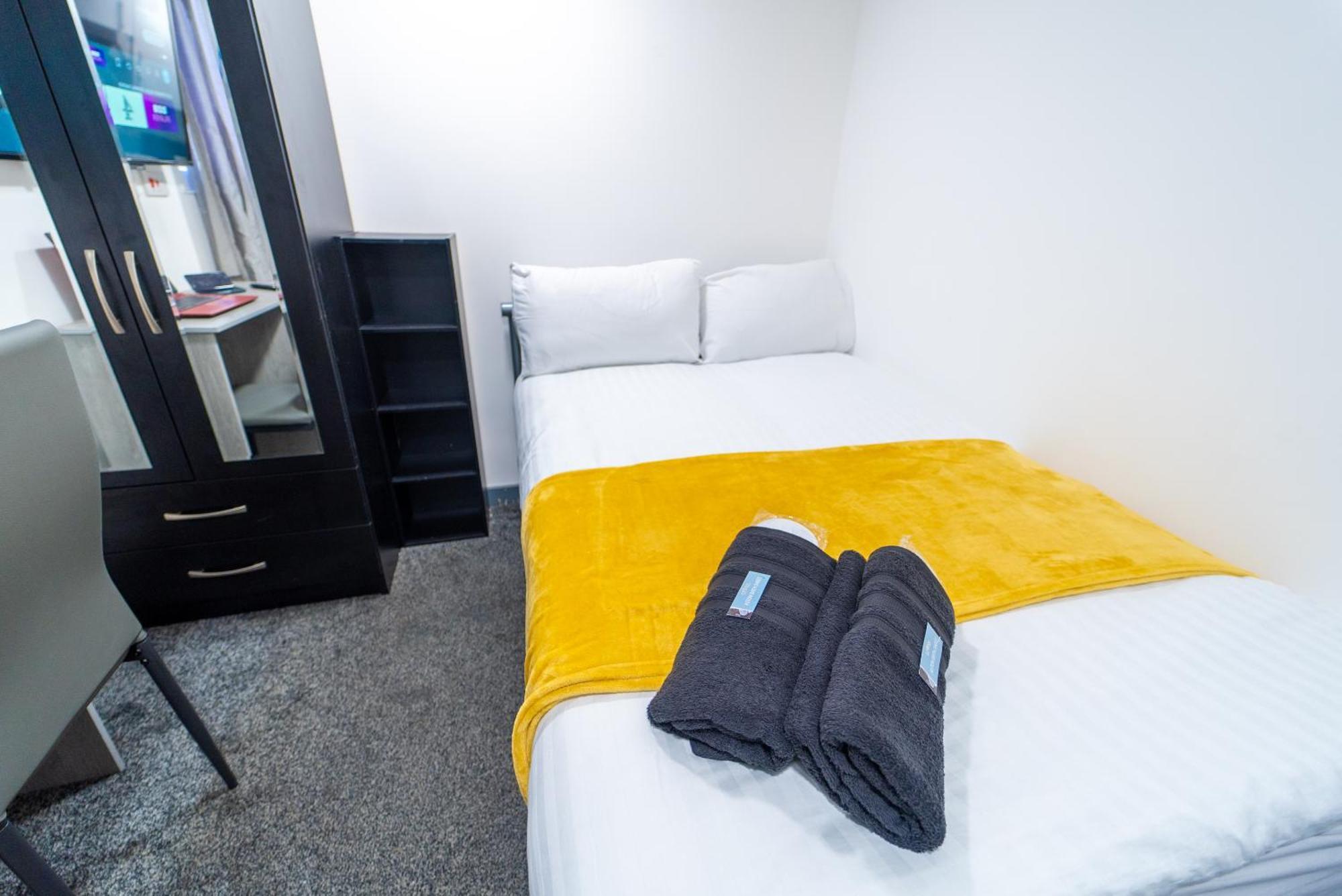 Equipped Compact Next To Uob And Qe Hospital! Apartment