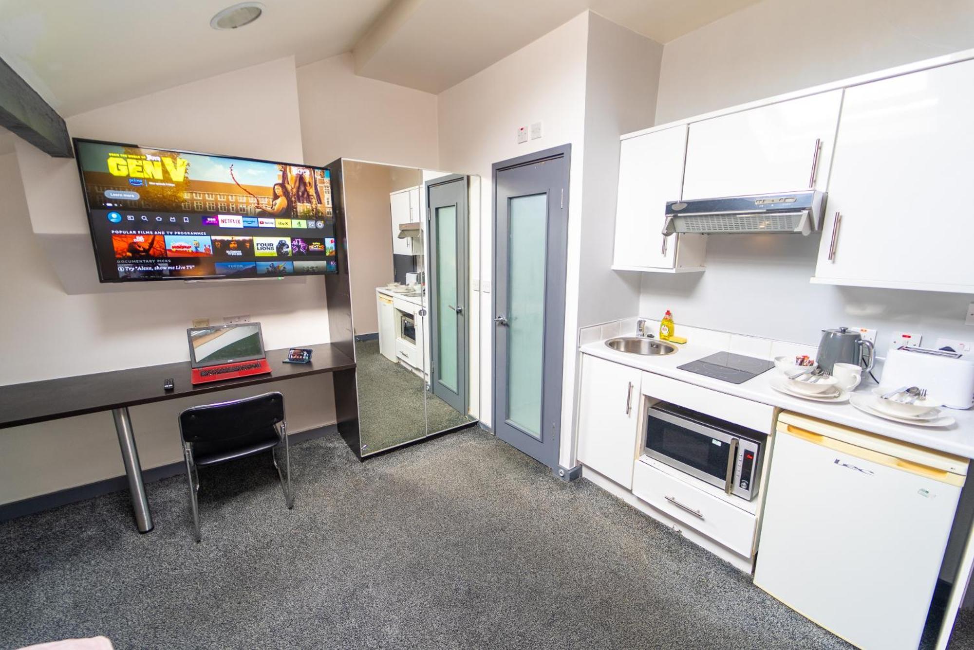 Equipped Compact Next To Uob And Qe Hospital! *