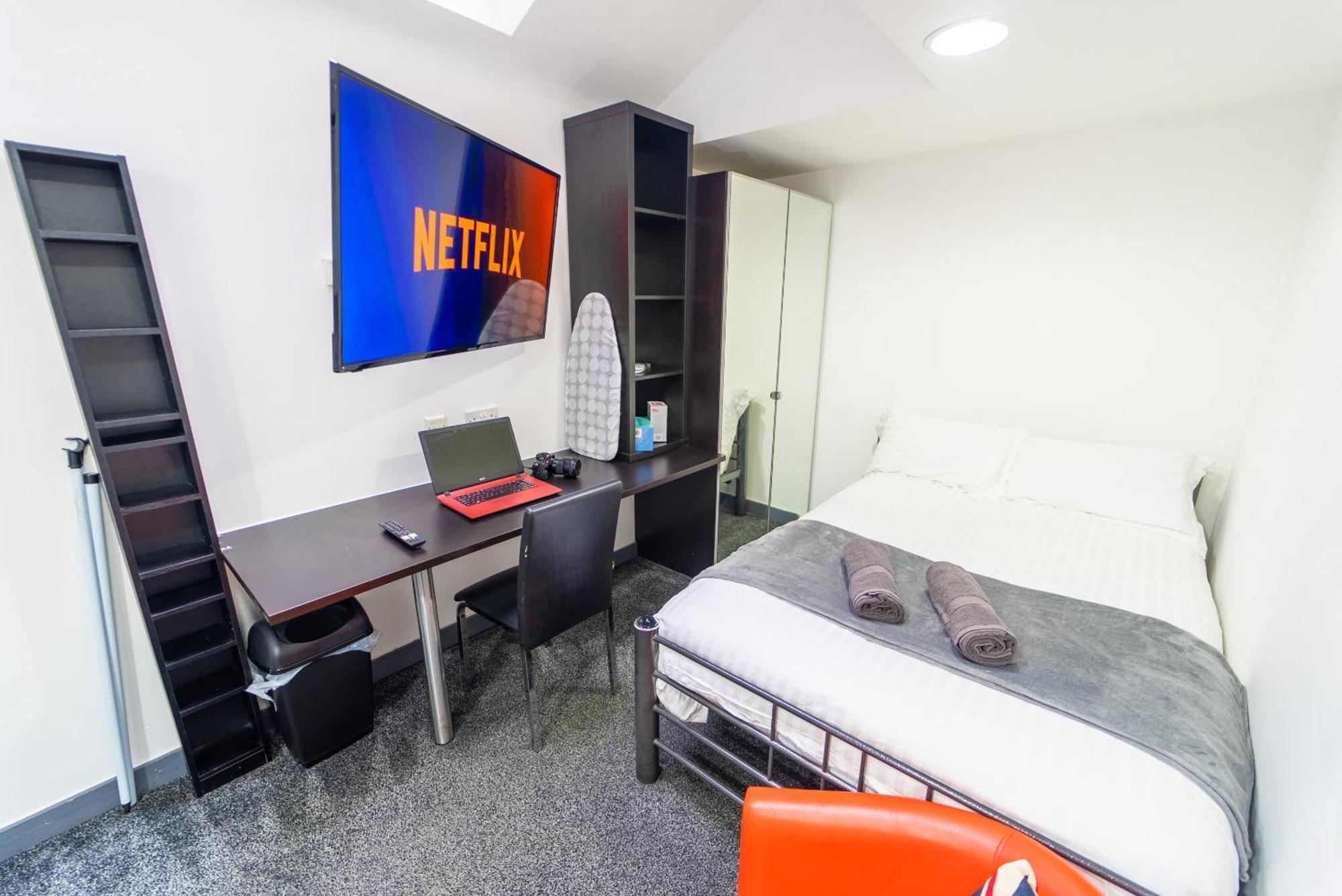 Equipped Compact Next To Uob And Qe Hospital! Apartment