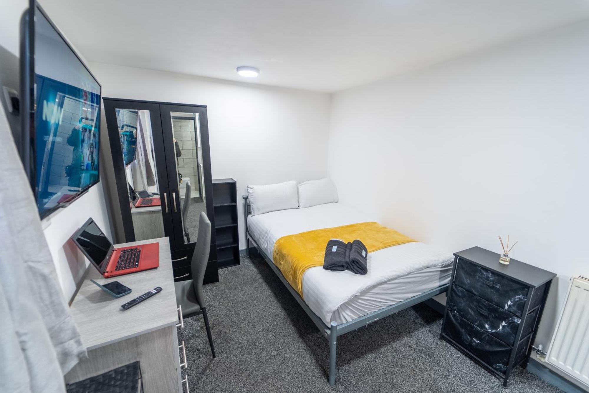 Equipped Compact Next To Uob And Qe Hospital! Apartment