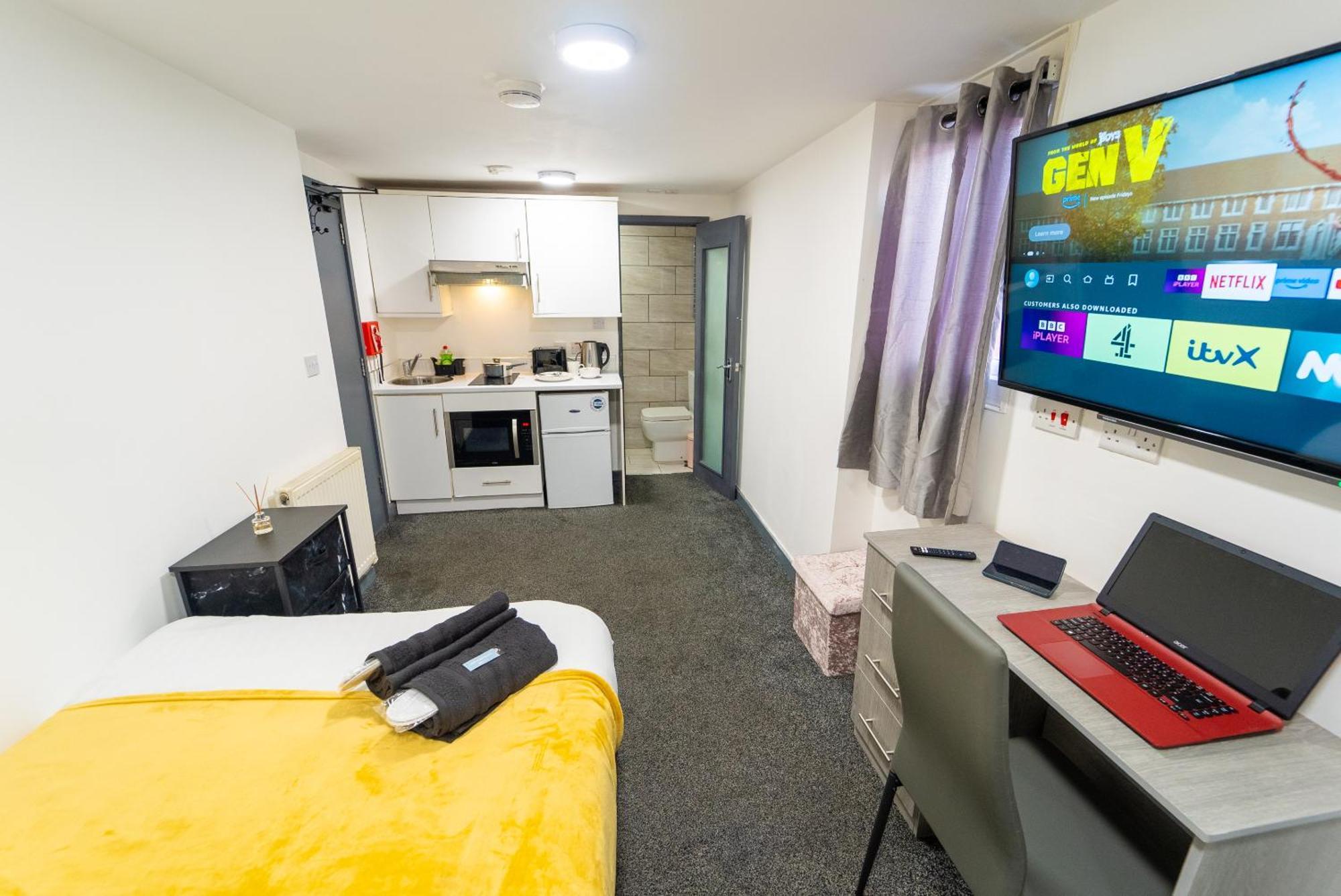 Equipped Compact Next To Uob And Qe Hospital! *