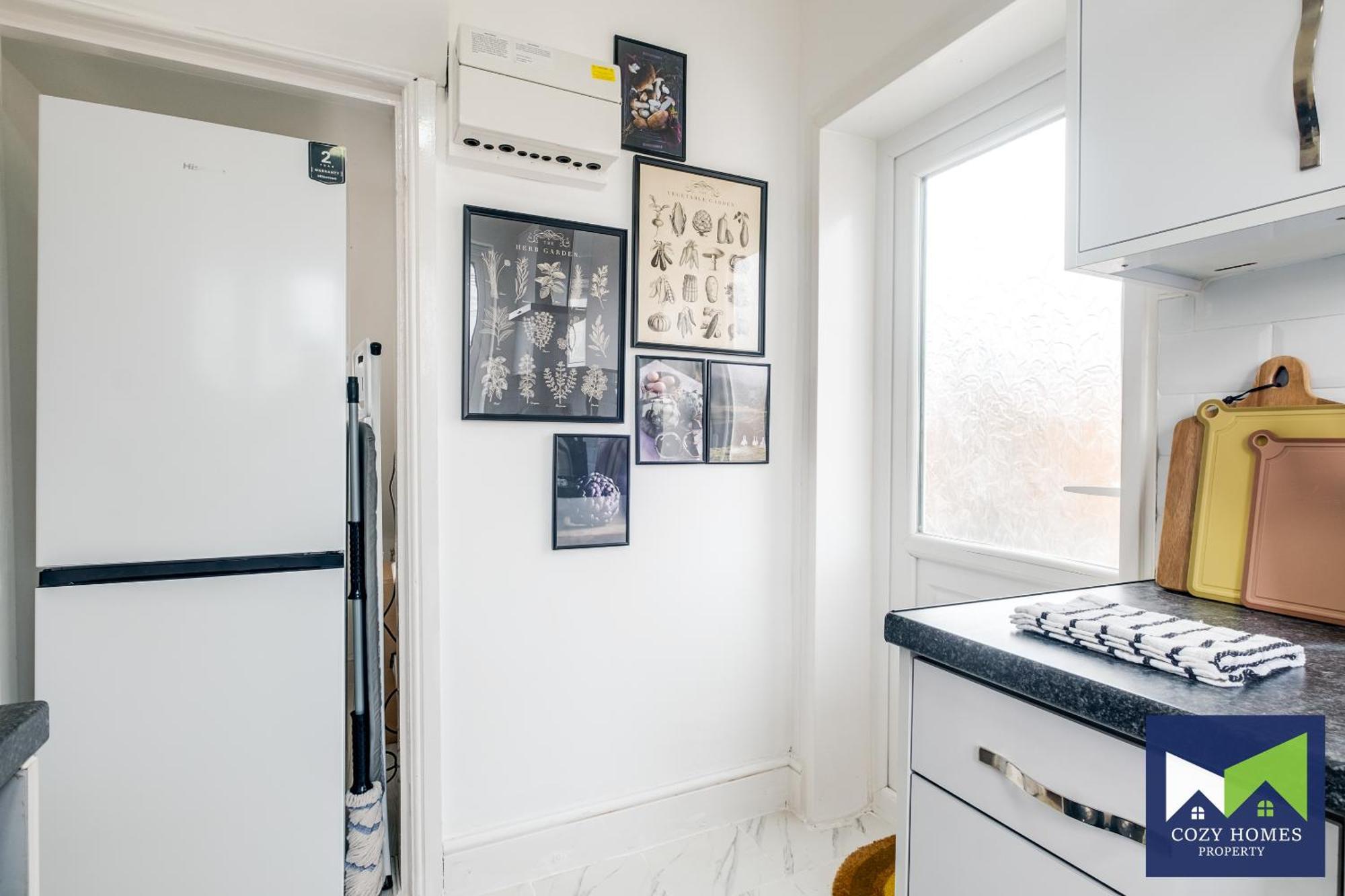 Modern-family-contractors-netflix-fast Wifi-private Parking-nec-hs2-jlr *