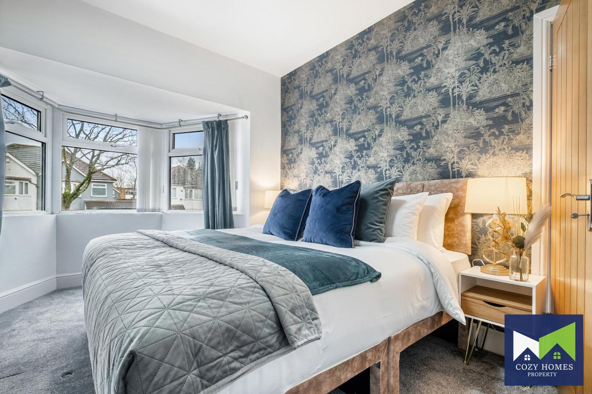 Modern-family-contractors-netflix-fast Wifi-private Parking-nec-hs2-jlr Holiday home Birmingham