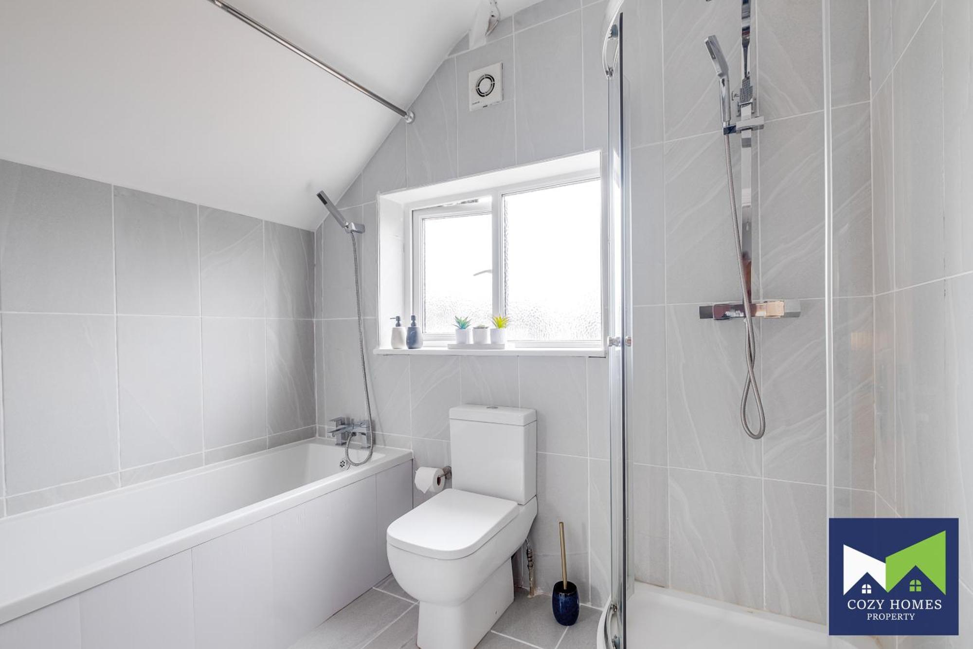 Modern-family-contractors-netflix-fast Wifi-private Parking-nec-hs2-jlr Holiday home *