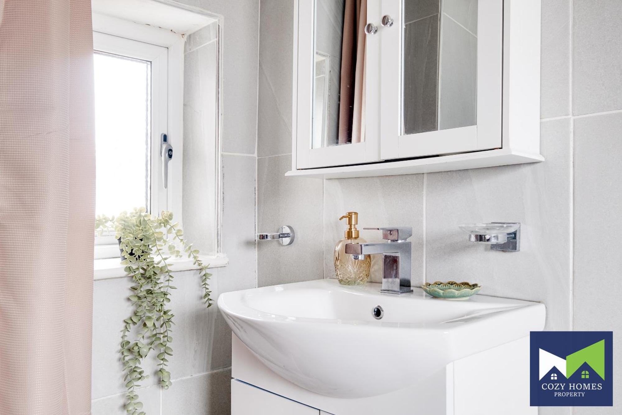 Modern-family-contractors-netflix-fast Wifi-private Parking-nec-hs2-jlr * Birmingham