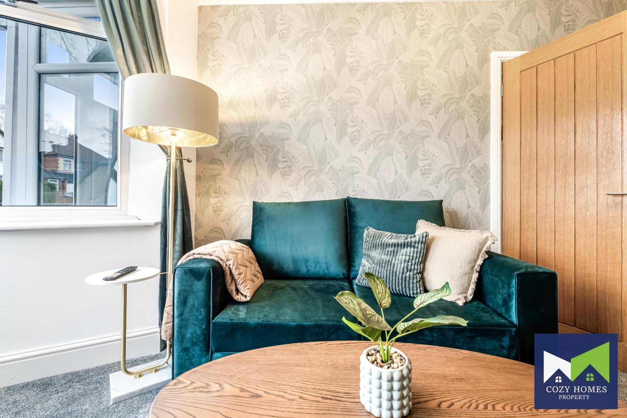Modern-family-contractors-netflix-fast Wifi-private Parking-nec-hs2-jlr