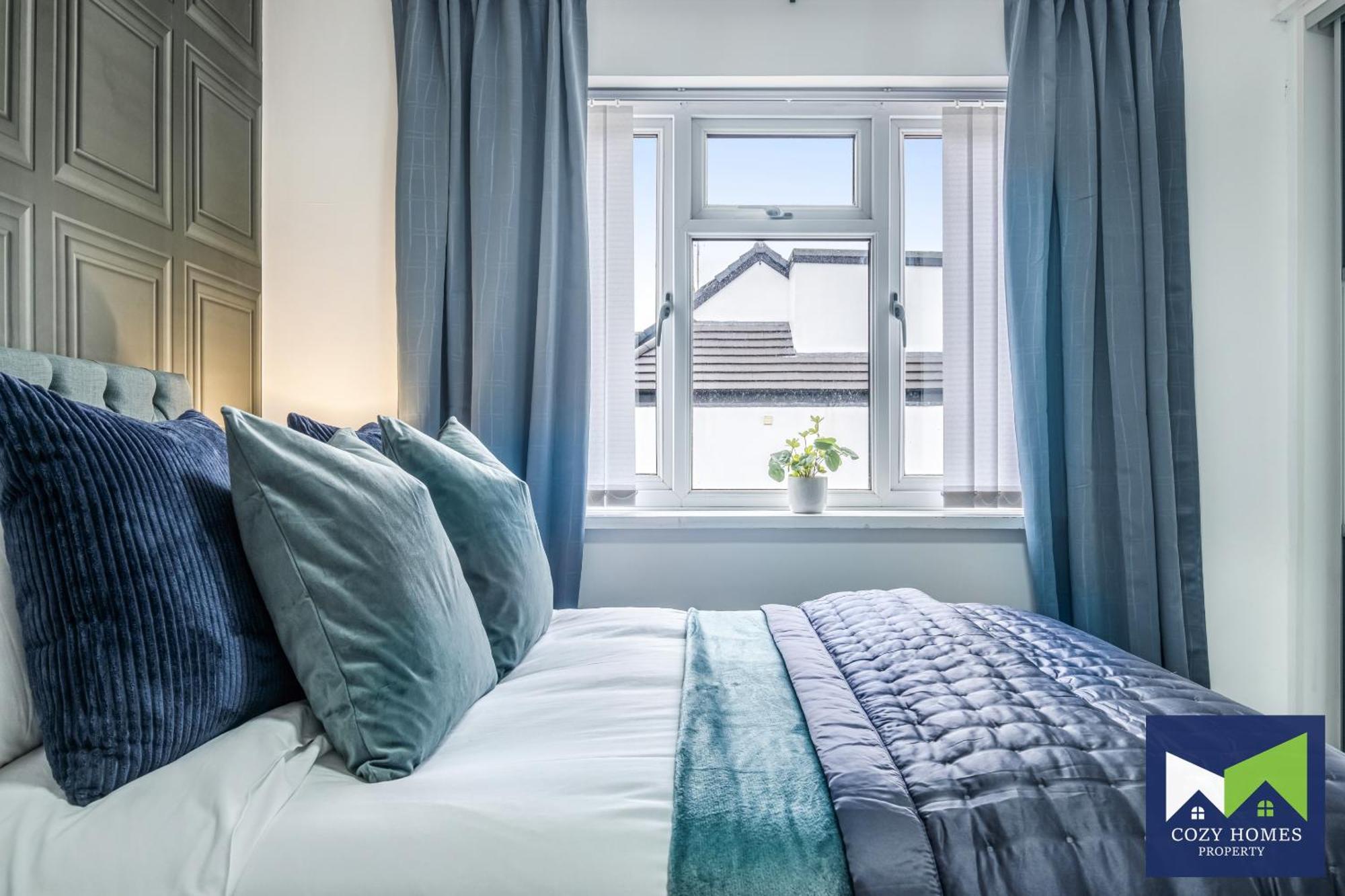 Modern-family-contractors-netflix-fast Wifi-private Parking-nec-hs2-jlr * Birmingham