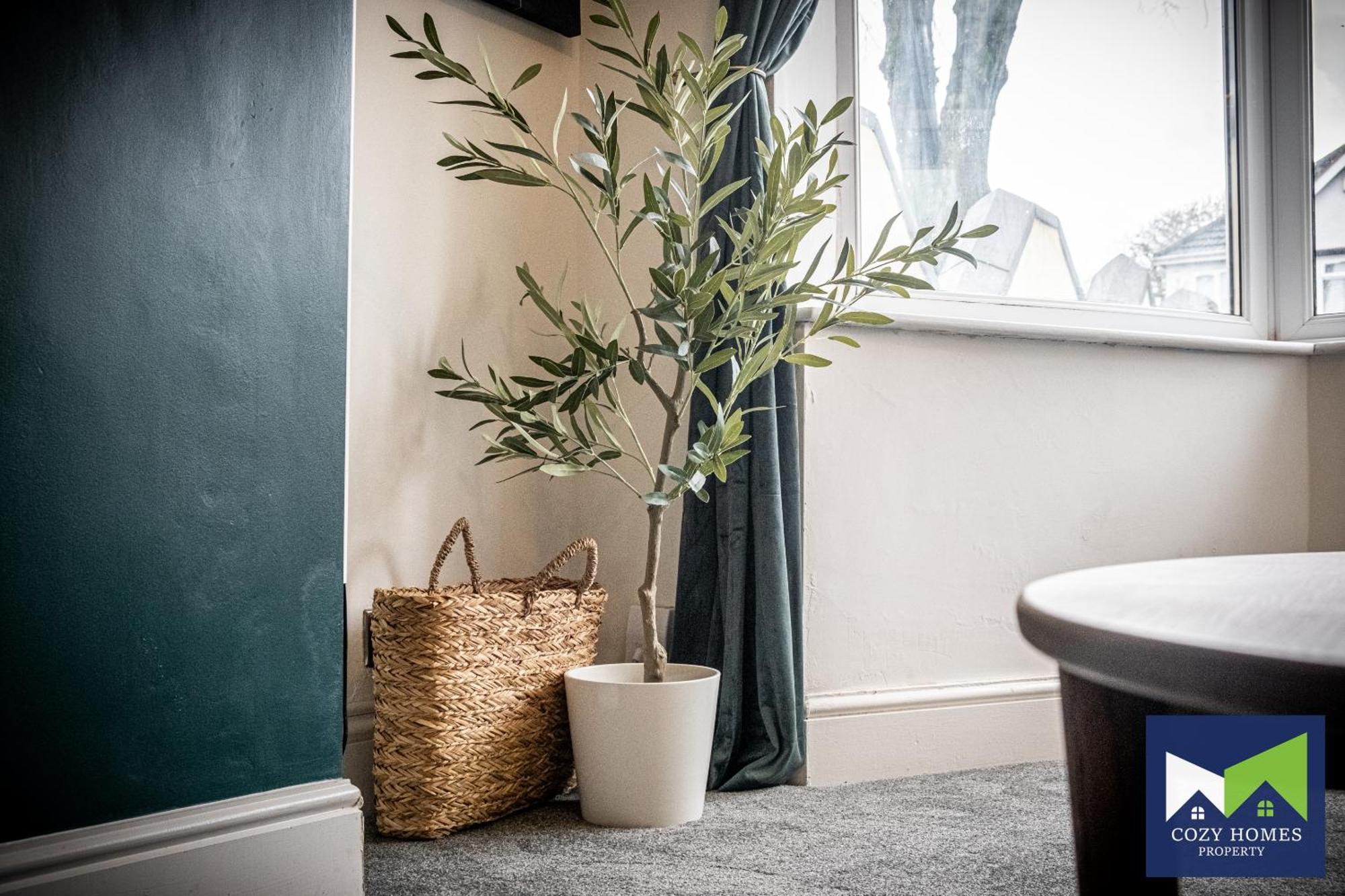 Modern-family-contractors-netflix-fast Wifi-private Parking-nec-hs2-jlr Holiday home *