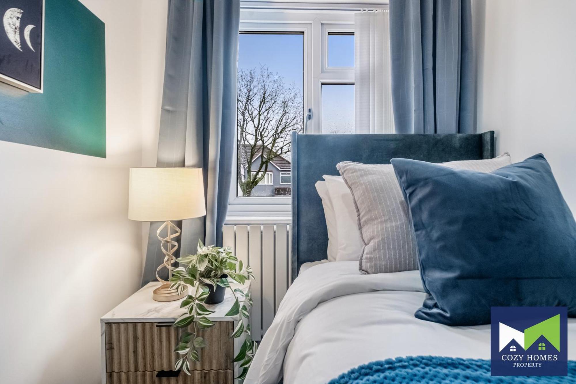 Modern-family-contractors-netflix-fast Wifi-private Parking-nec-hs2-jlr *