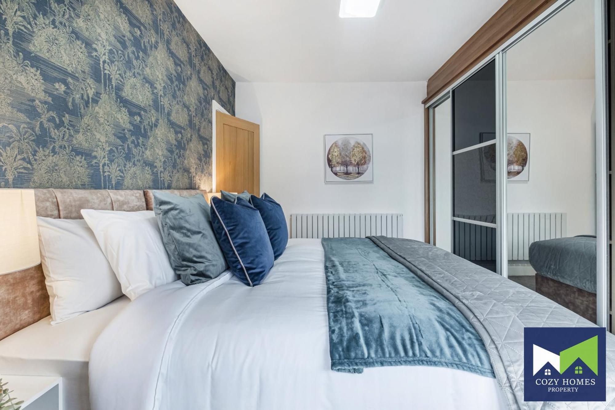 Modern-family-contractors-netflix-fast Wifi-private Parking-nec-hs2-jlr * Birmingham